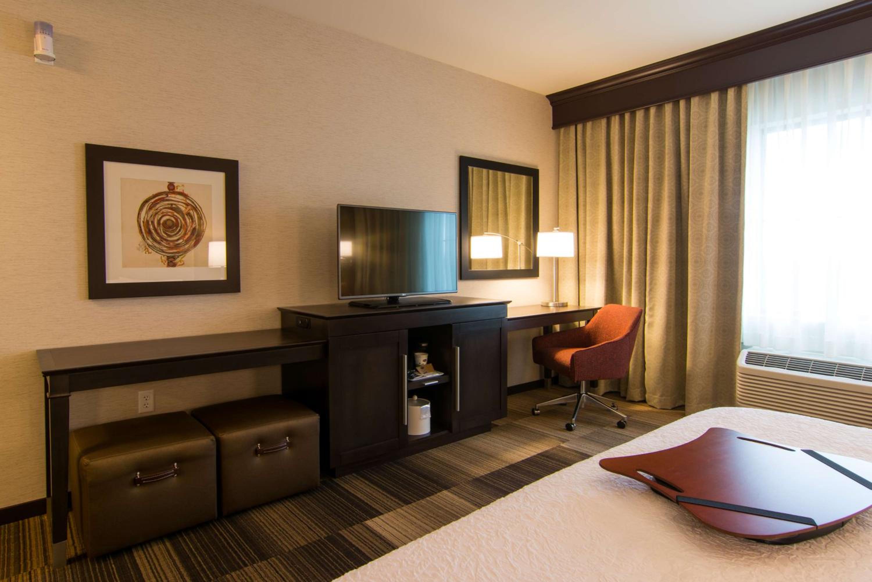 King Room with Roll-In Shower - Mobility and Hearing Access/Non-Smoking photo 3