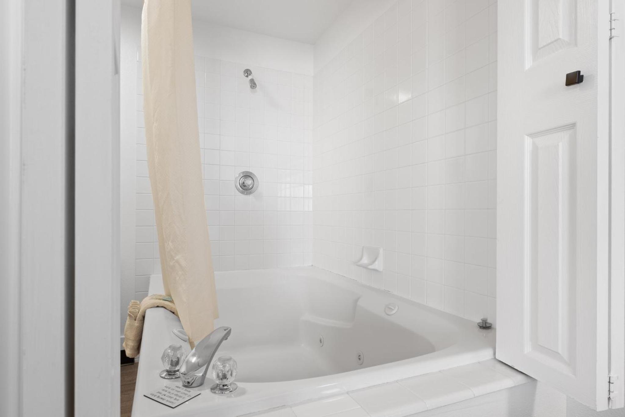 King Suite with Spa Bath photo 2