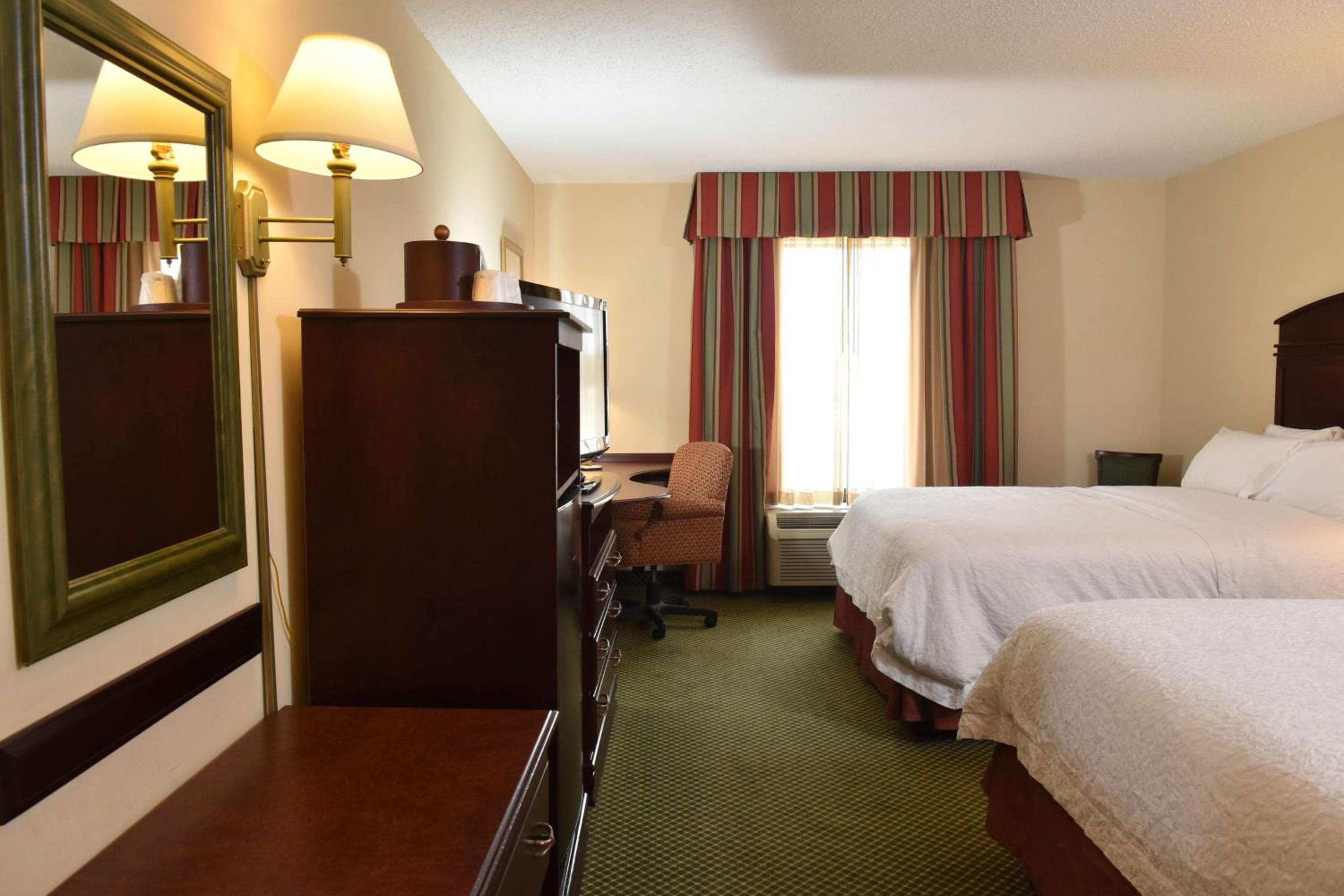 Room with Two Queen Beds - Non-Smoking - Photo 3