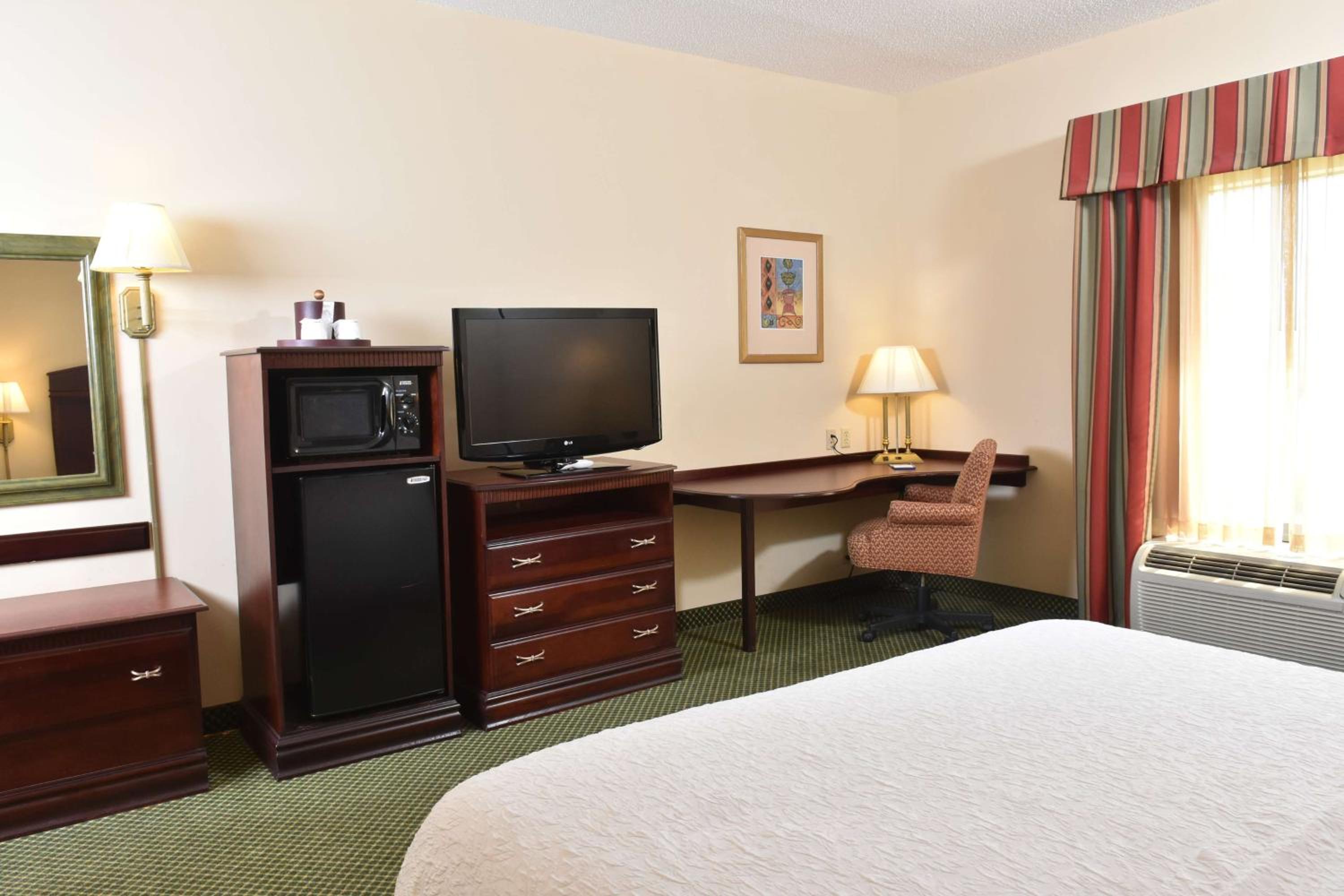 King Room with King Bed - Non-Smoking - Photo 2
