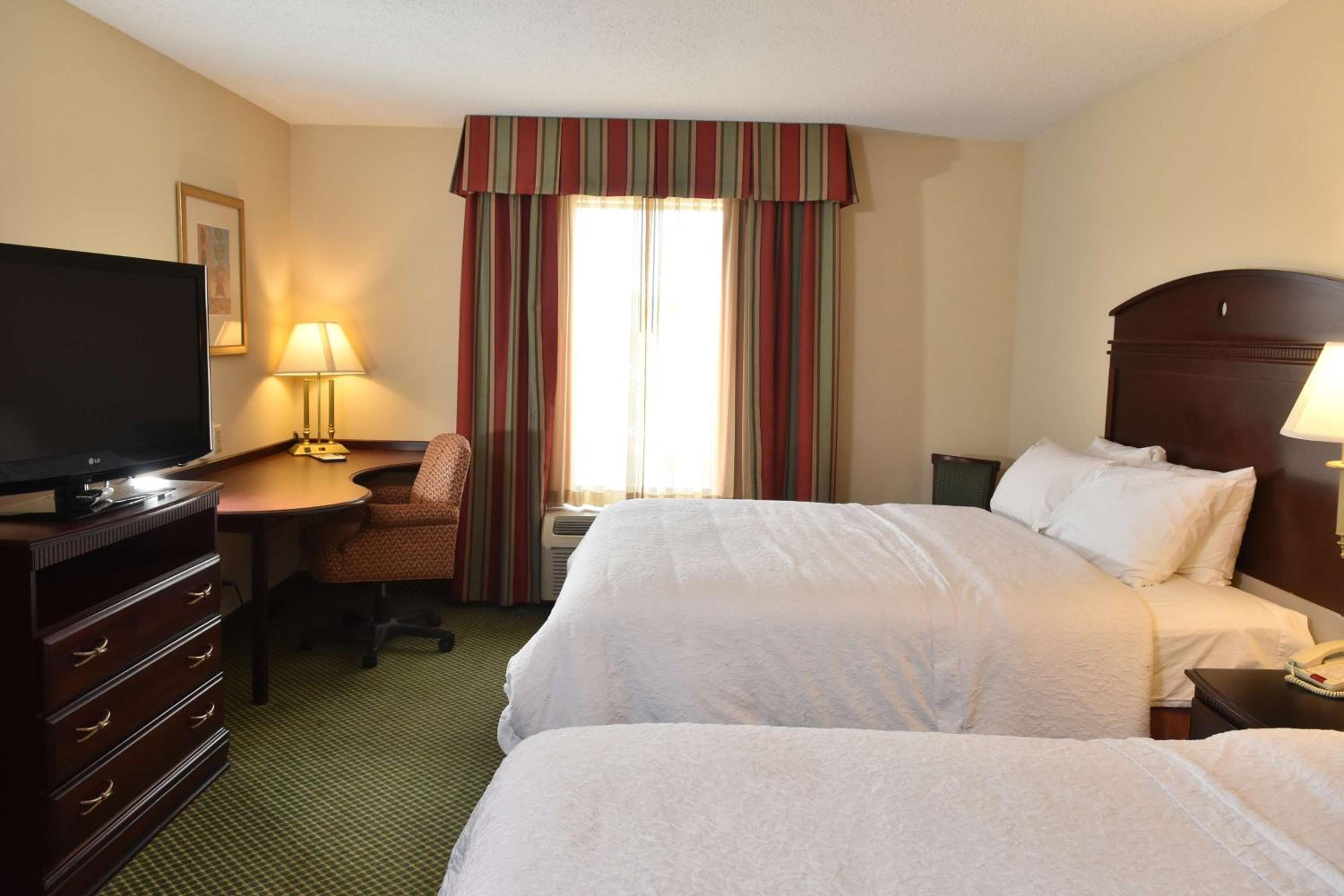 Room with Two Queen Beds - Non-Smoking - Photo 2