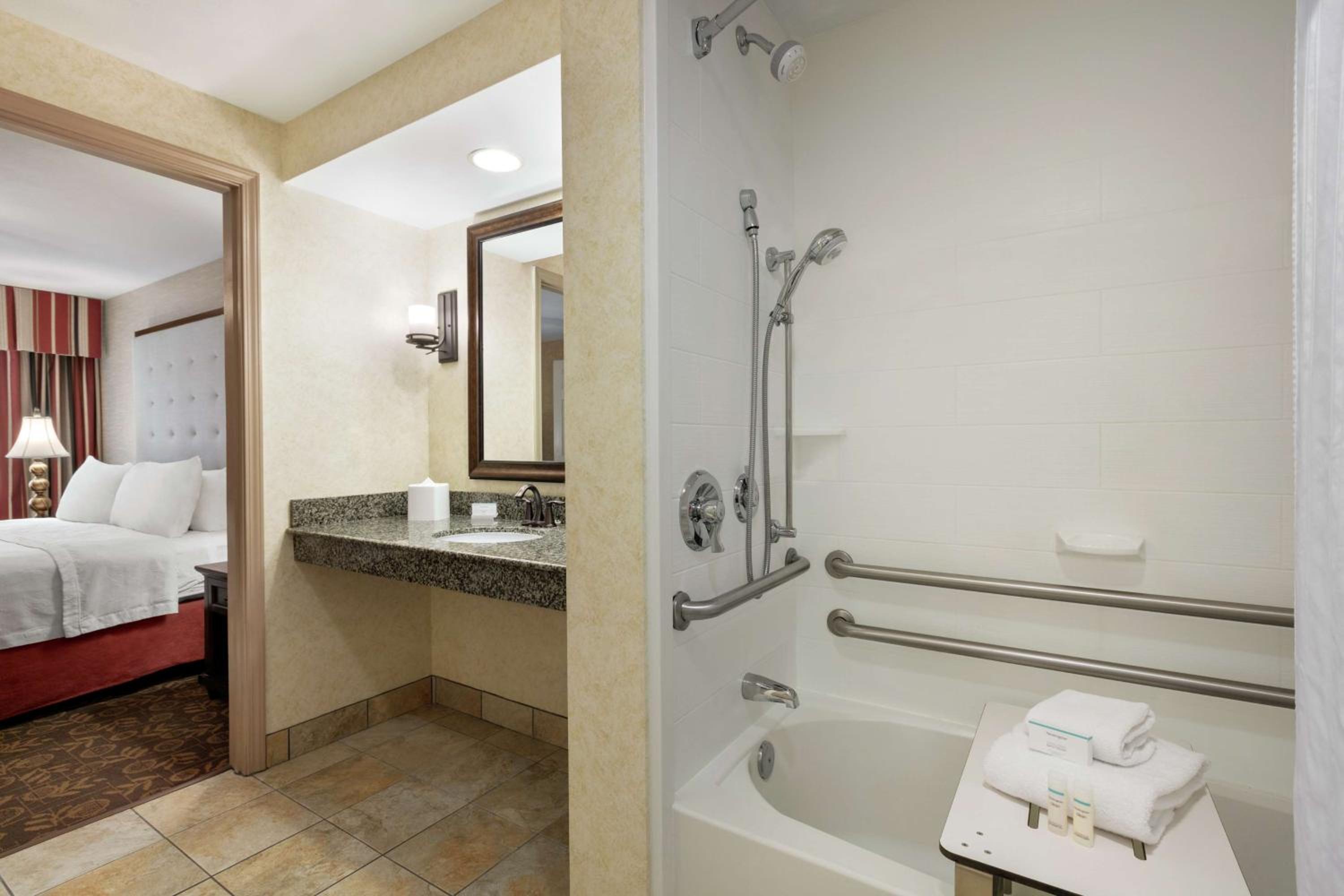 King Suite with Accessible Tub - Mobility and Hearing Access/Non-Smoking - Photo 2