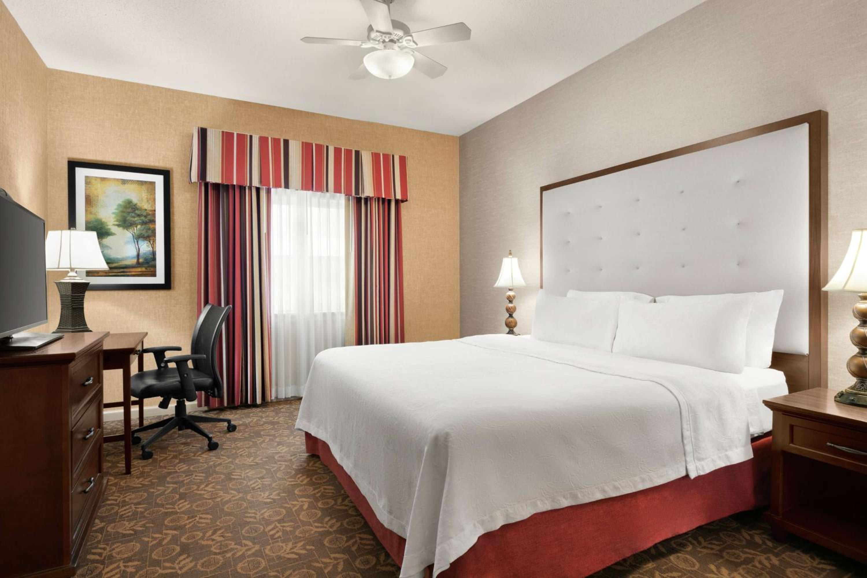 Deluxe King Suite - Non-Smoking photo 1