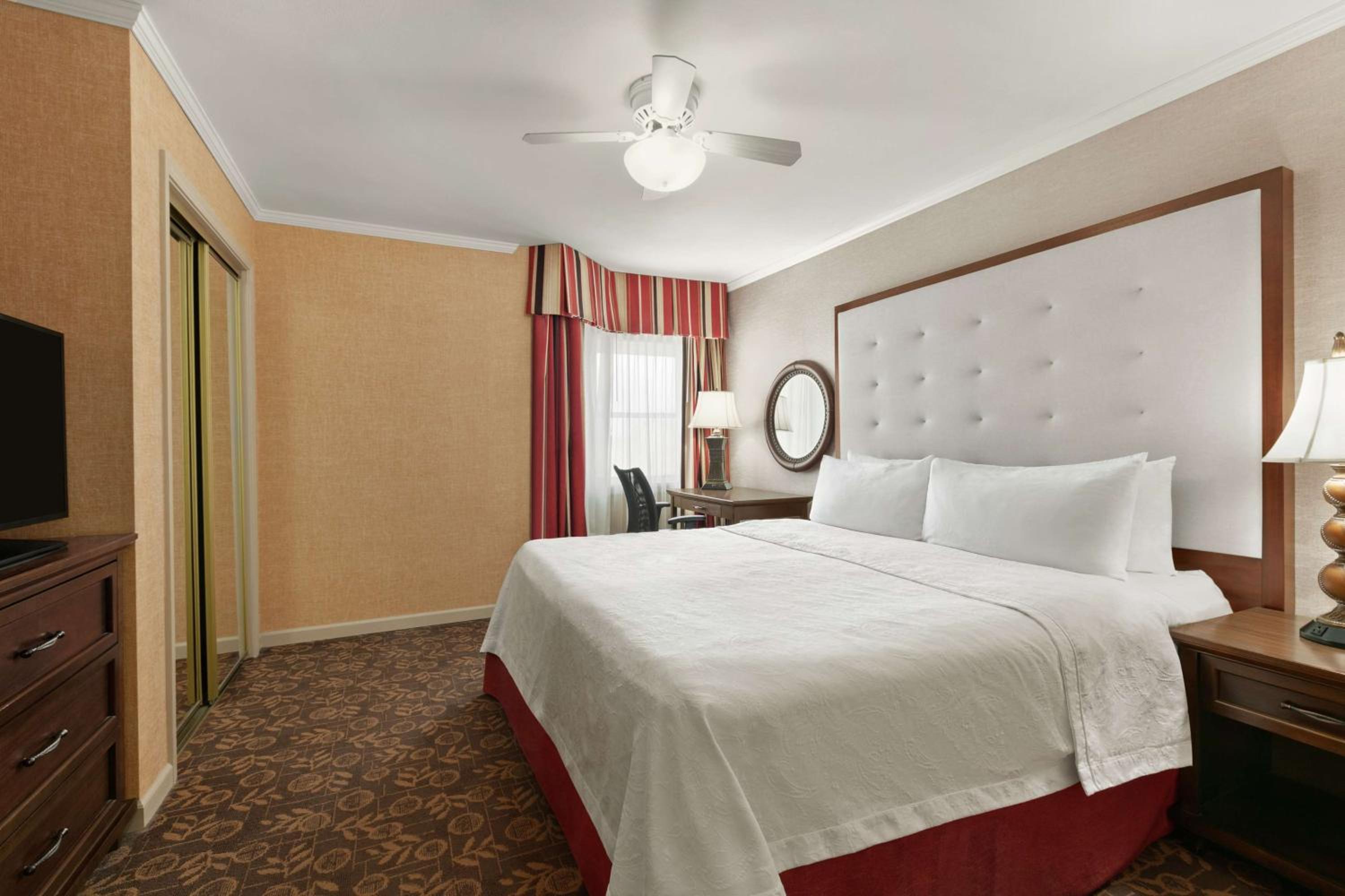 One-Bedroom King Suite with Fireplace - Non-Smoking  - Photo 1