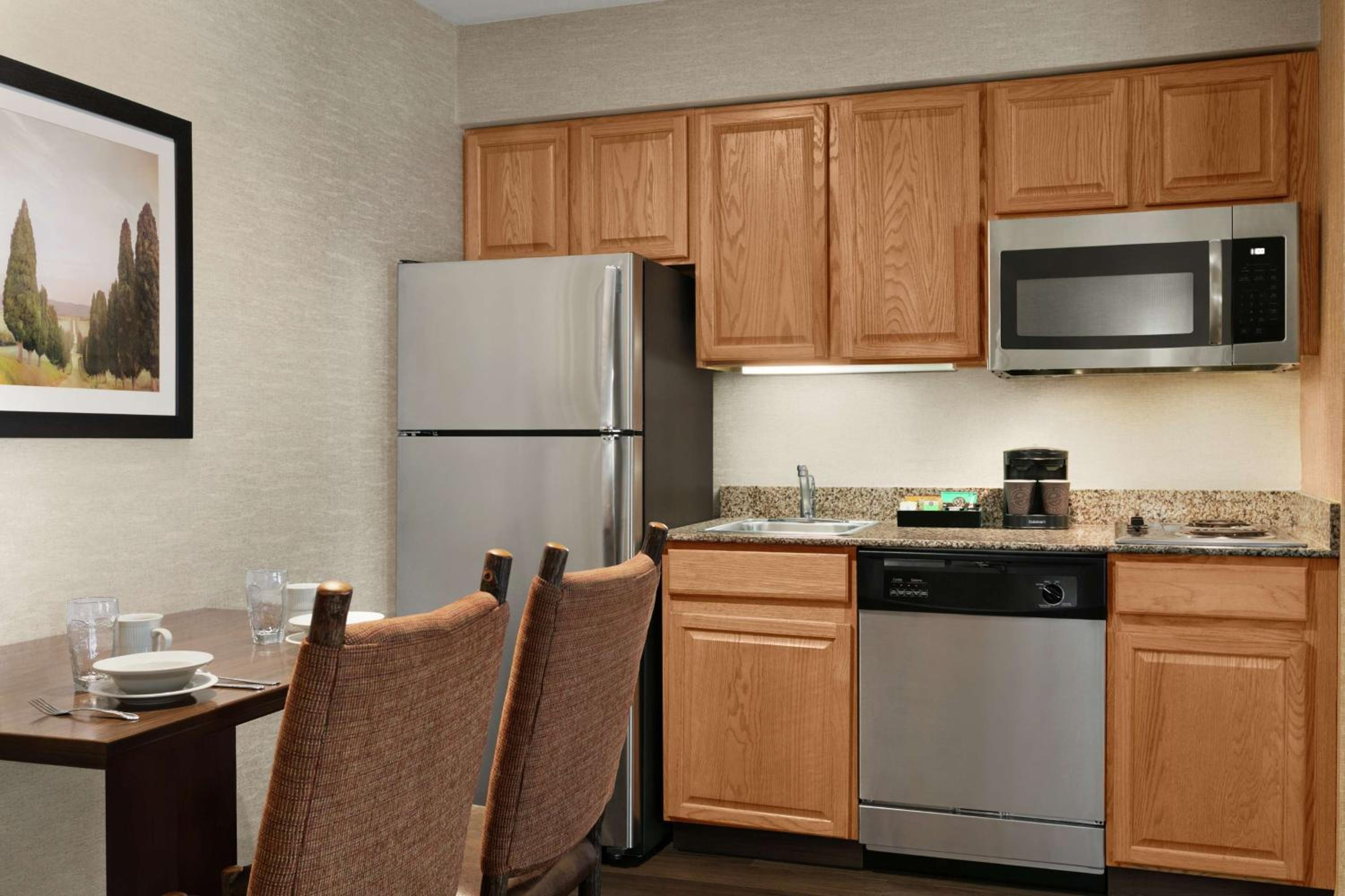 Two-Bedroom Suite with One King and Two Queen Beds - Non-Smoking photo 2