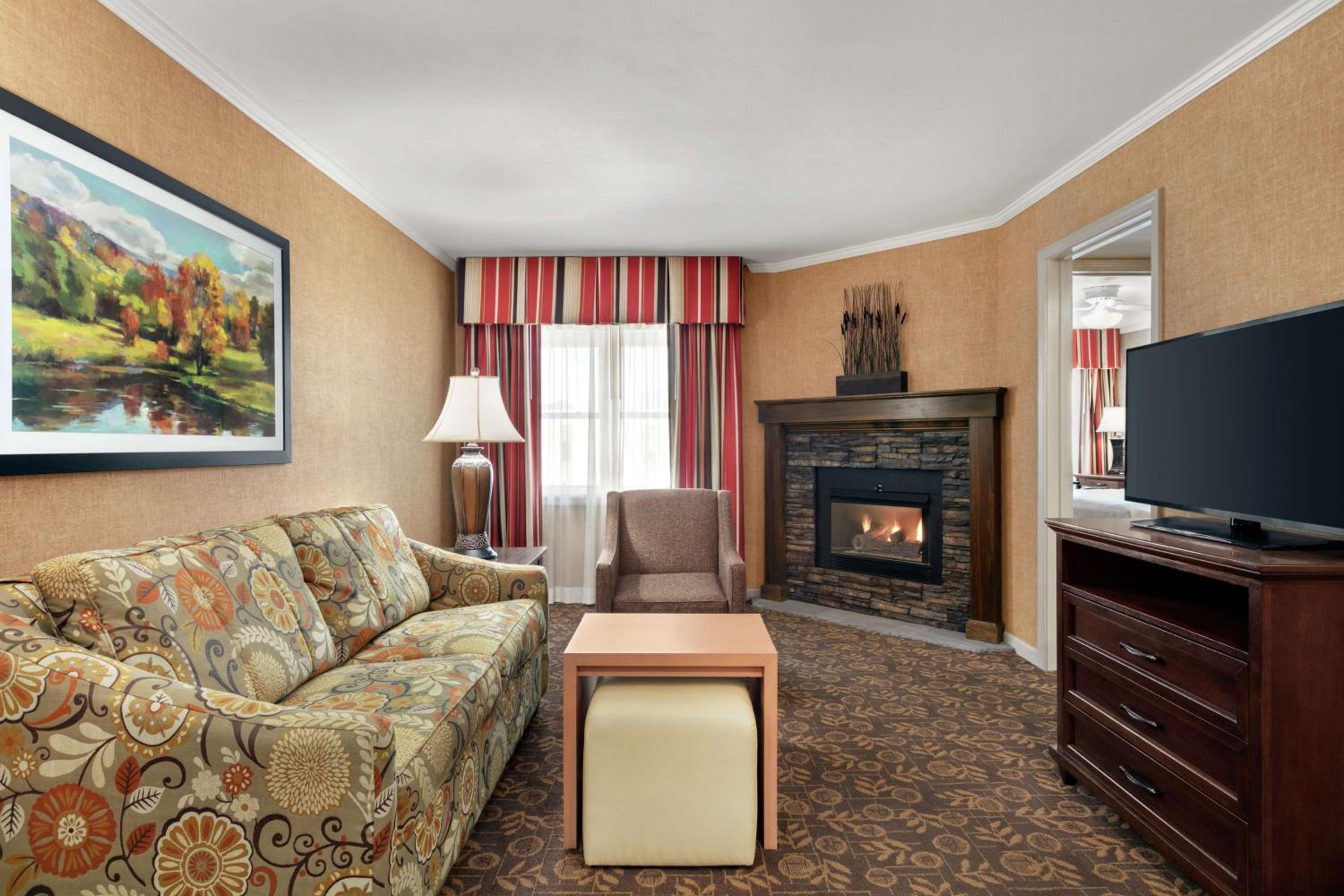 One-Bedroom King Suite with Fireplace - Non-Smoking  - Photo 4