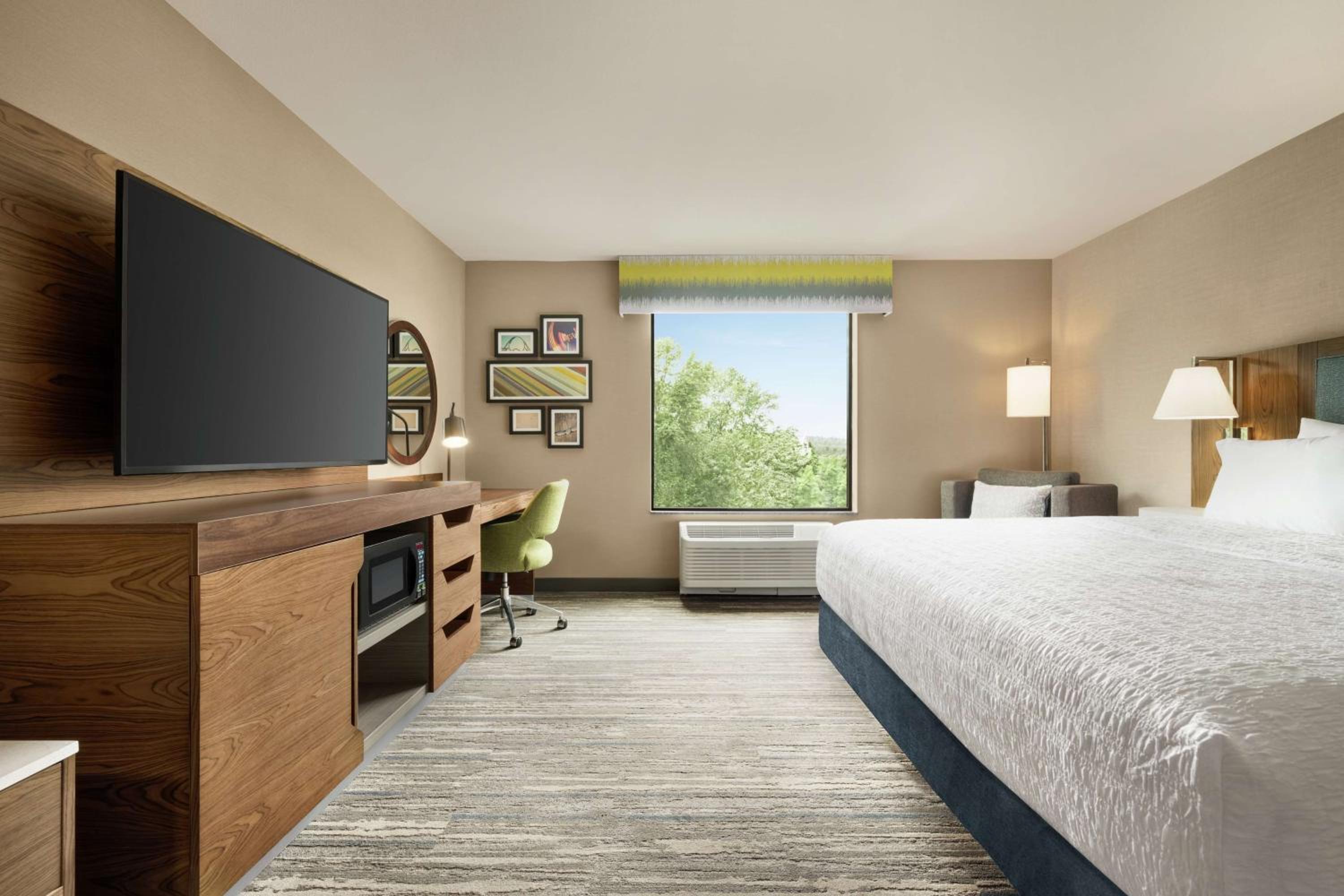 King Room with King Bed - Non-Smoking - Photo 6