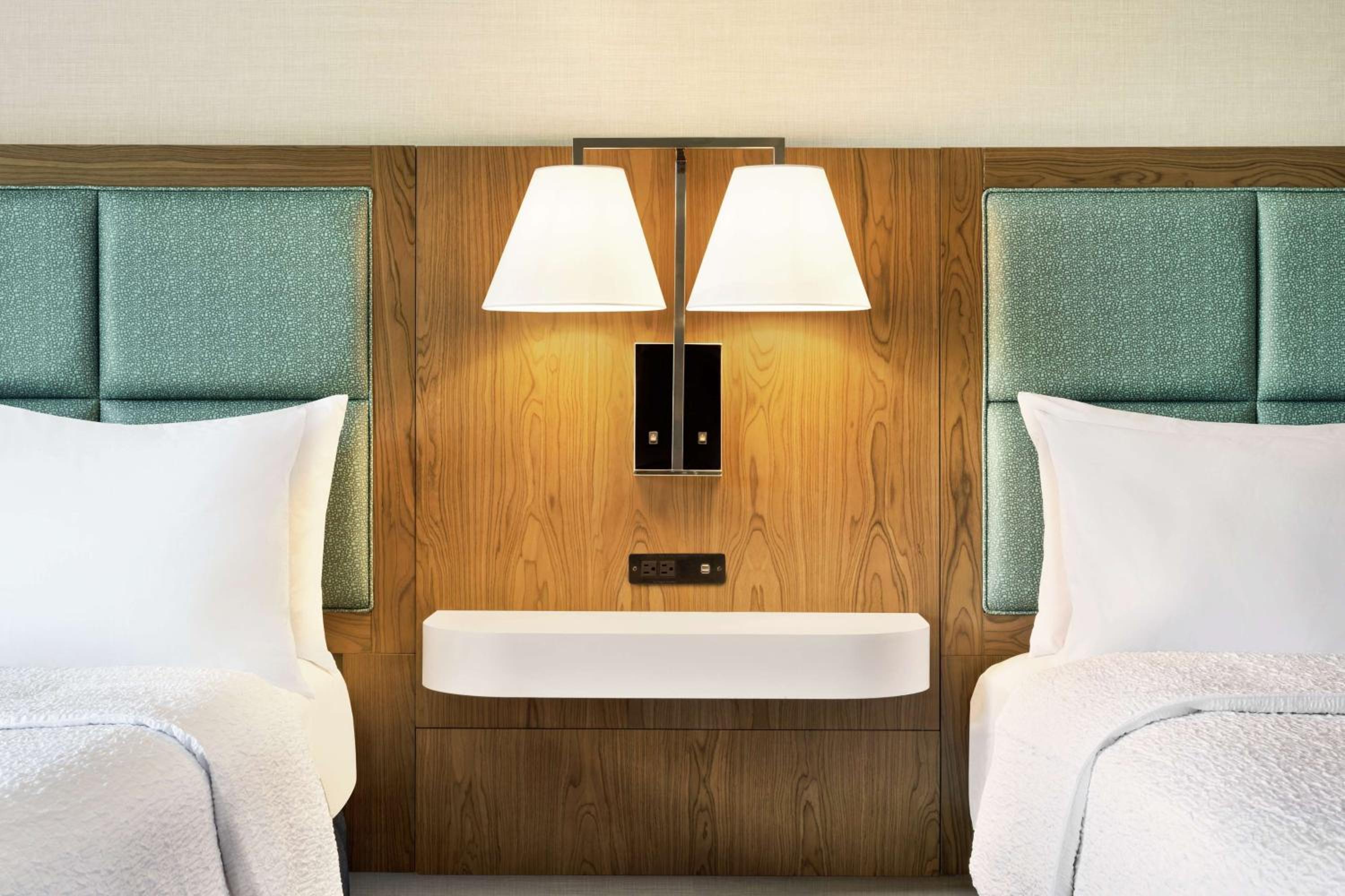 Room with Two Queen Beds - Non-Smoking - Photo 5