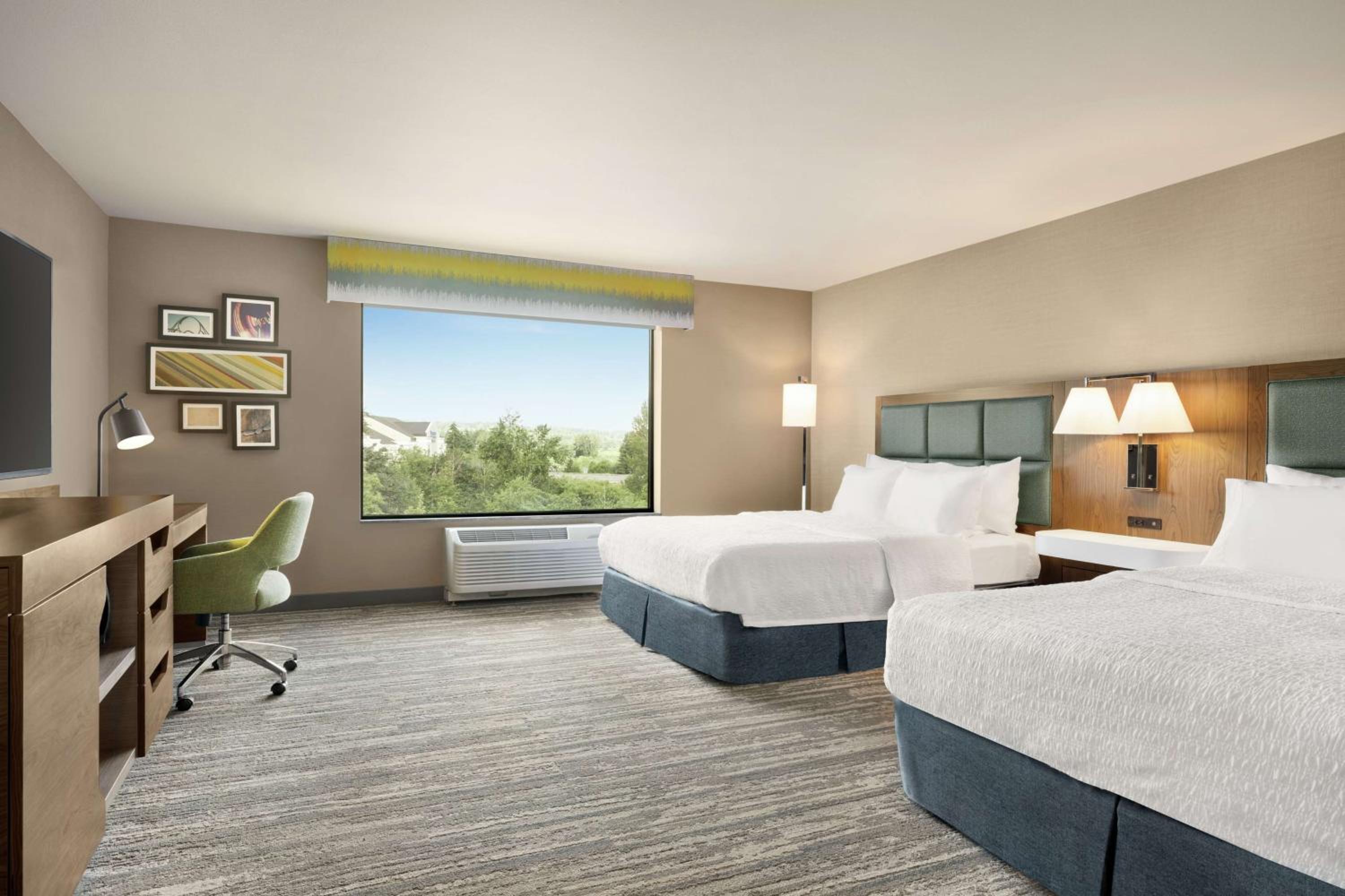 Room with Two Queen Beds - Non-Smoking - Photo 8
