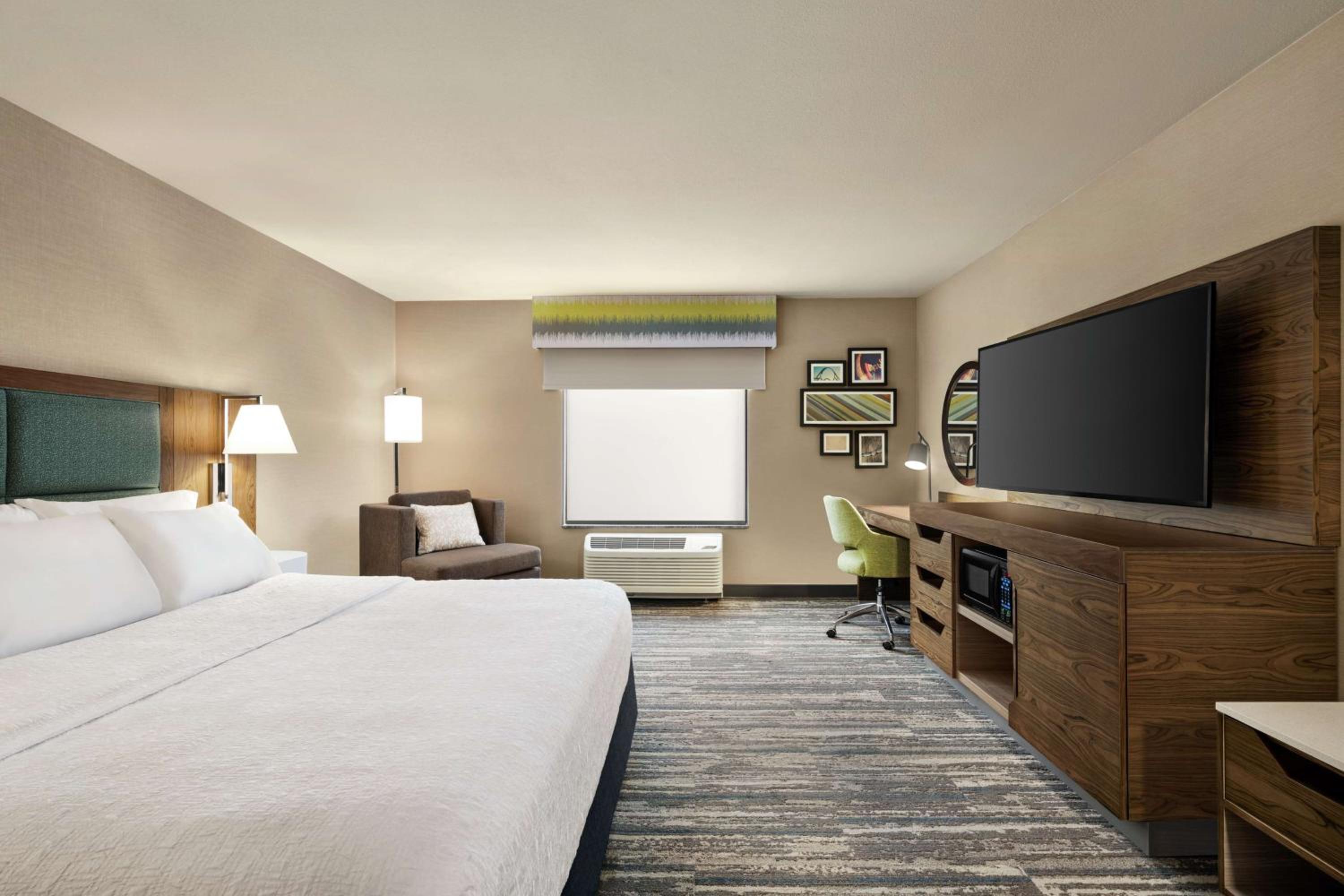 King Room with King Bed - Non-Smoking - Photo 4