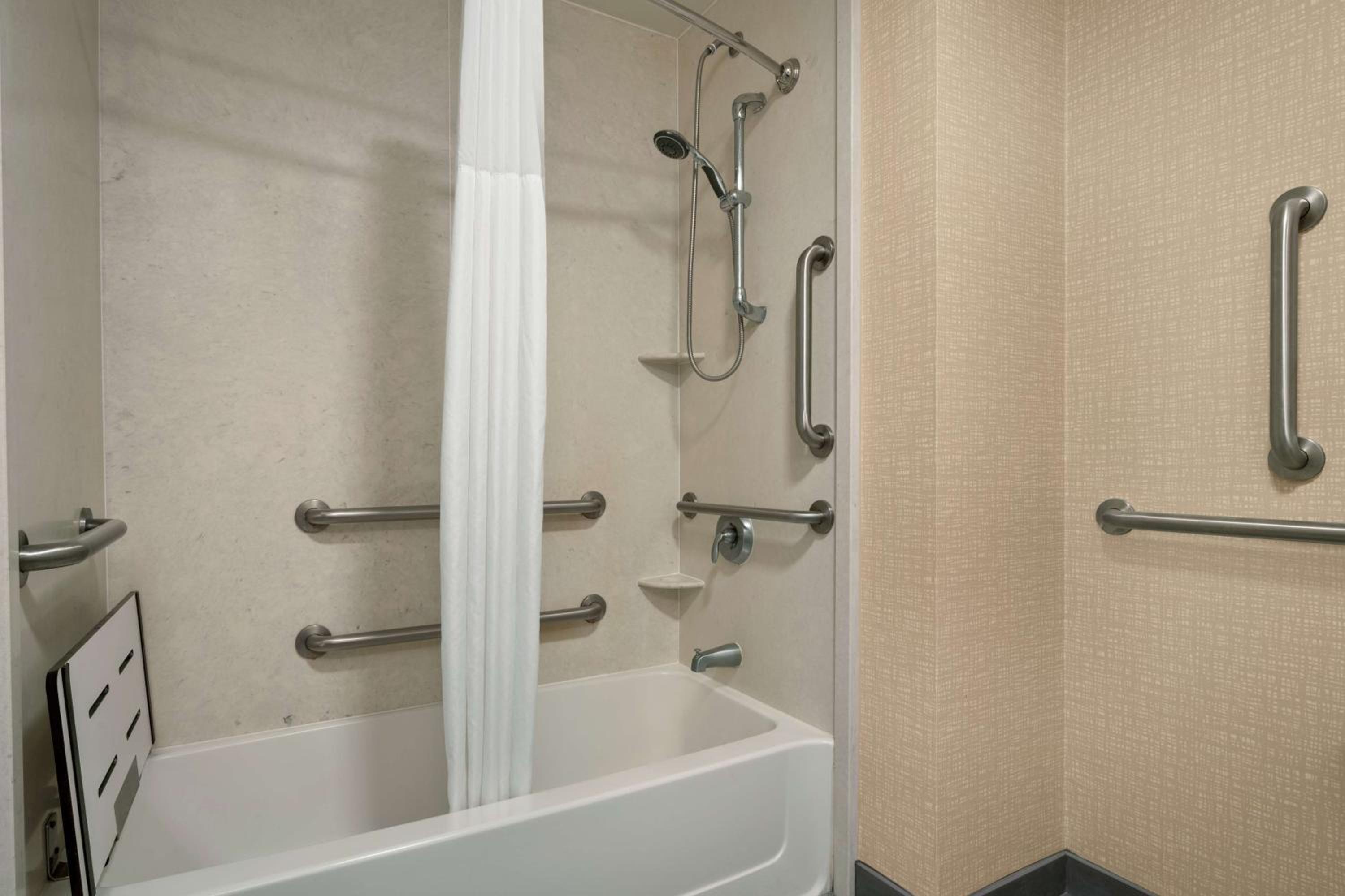 Queen Room with Two Queen Beds - Mobility and Hearing Access/Non-Smoking - Photo 5