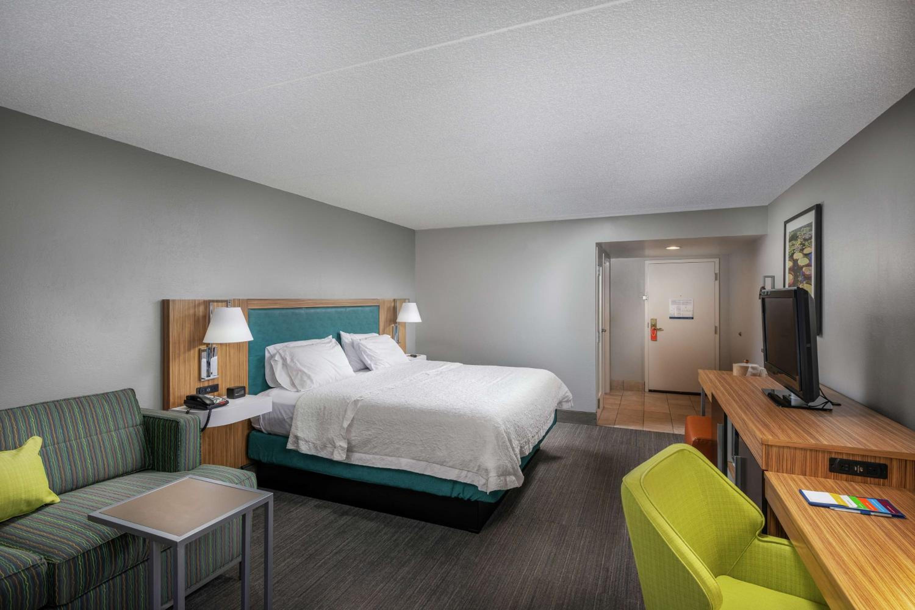 King Room with King Bed - Non-Smoking - Photo 1