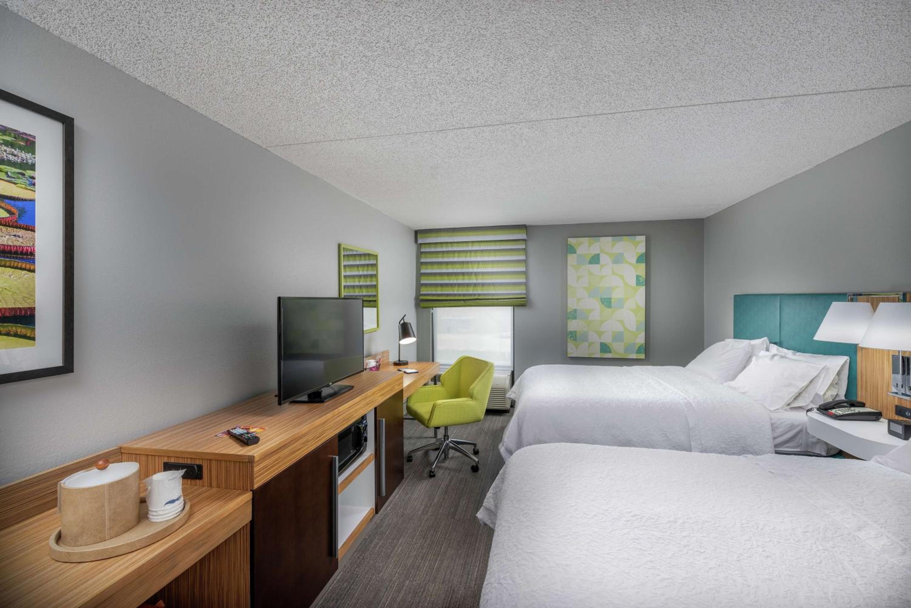 Room with Two Queen Beds - Non-Smoking - Photo 2