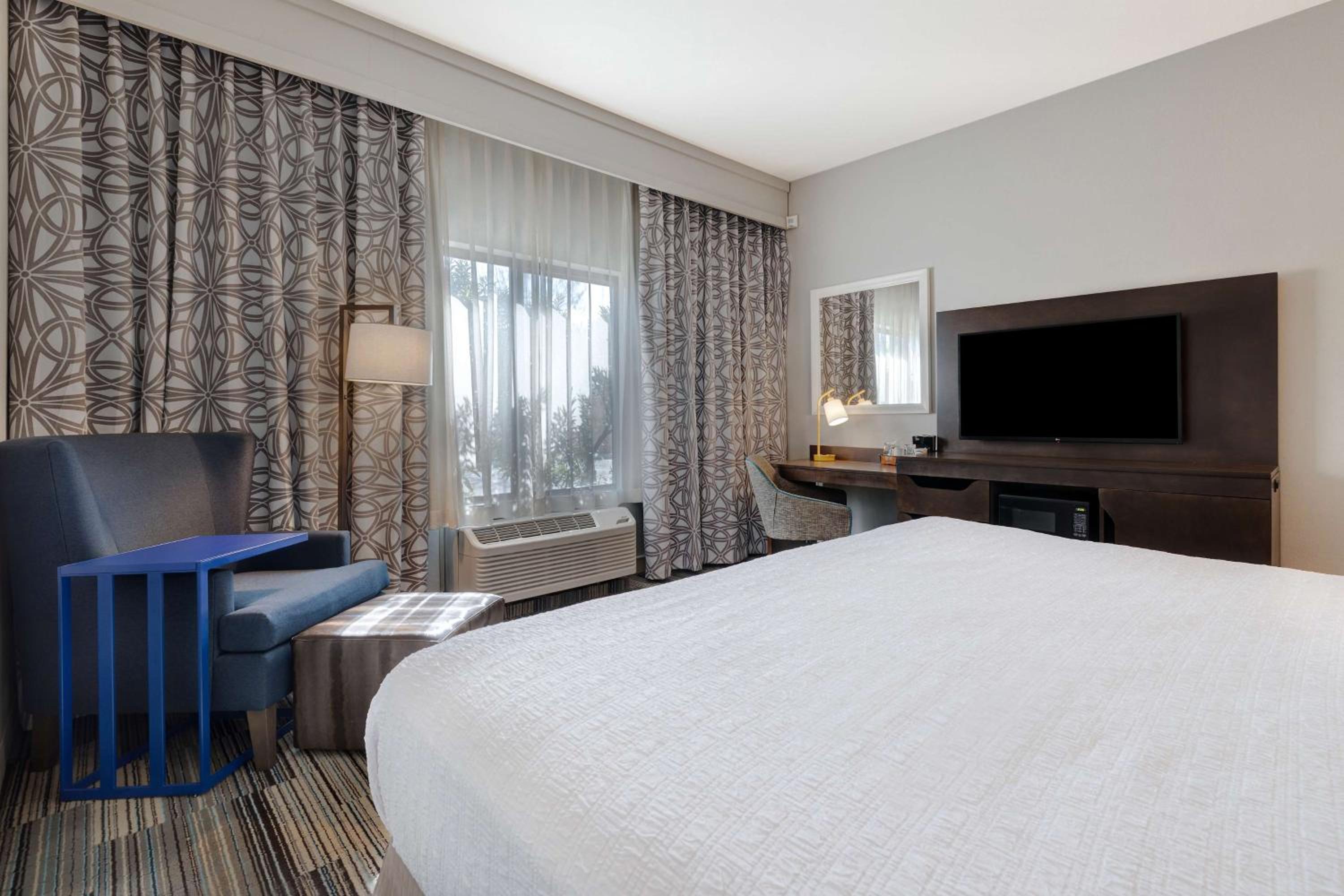 King Room with King Bed - Non-Smoking - Photo 3