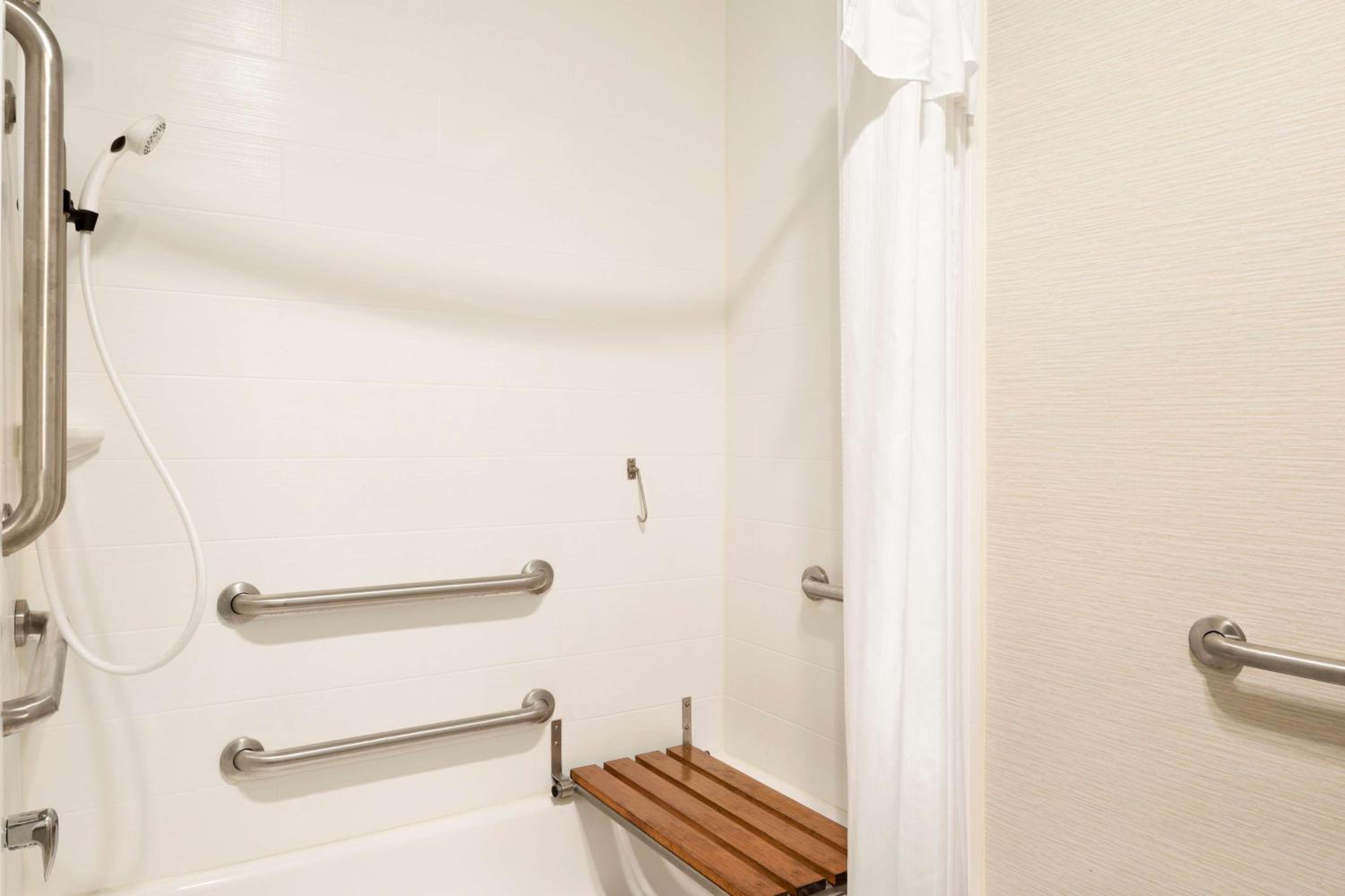 King Suite With Accessible Tub - Mobility And Hearing Access/Non-Smoking, photo 6