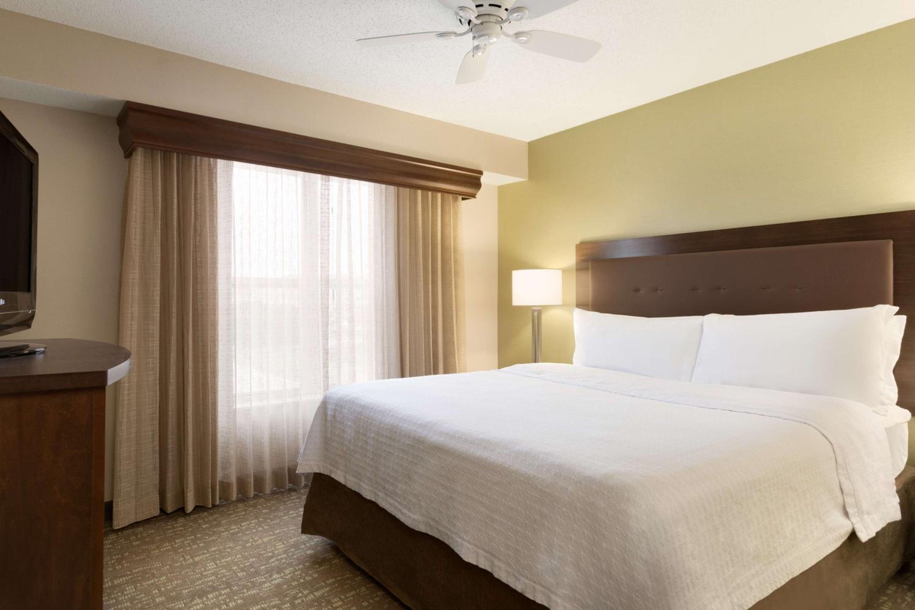One-Bedroom King Suite - Non-Smoking photo 2