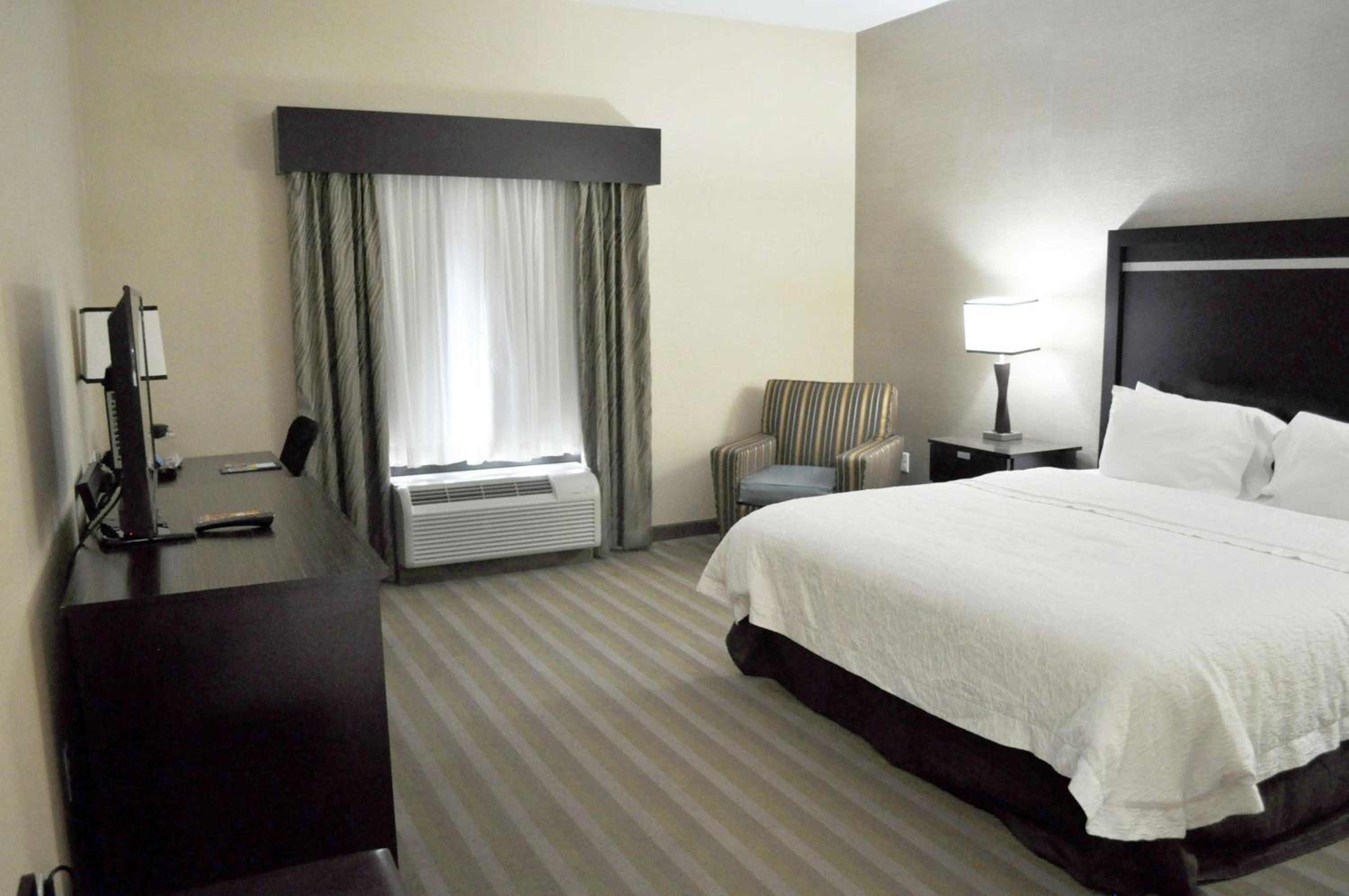 King Room with Roll-In Shower - Mobility and Hearing Access/Non-Smoking