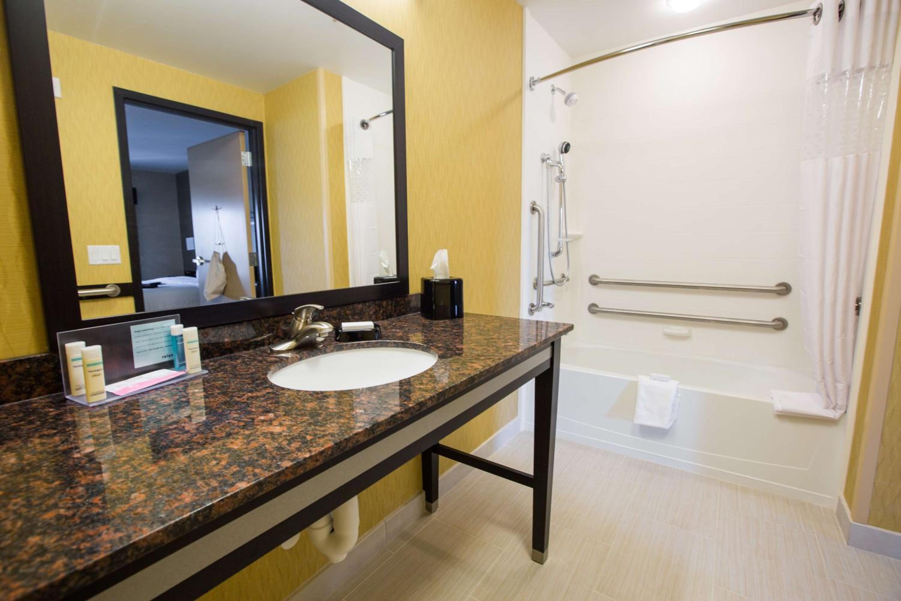 Studio with Two Queen Beds and Bath Tub - Mobility and Hearing Access/Non-Smoking