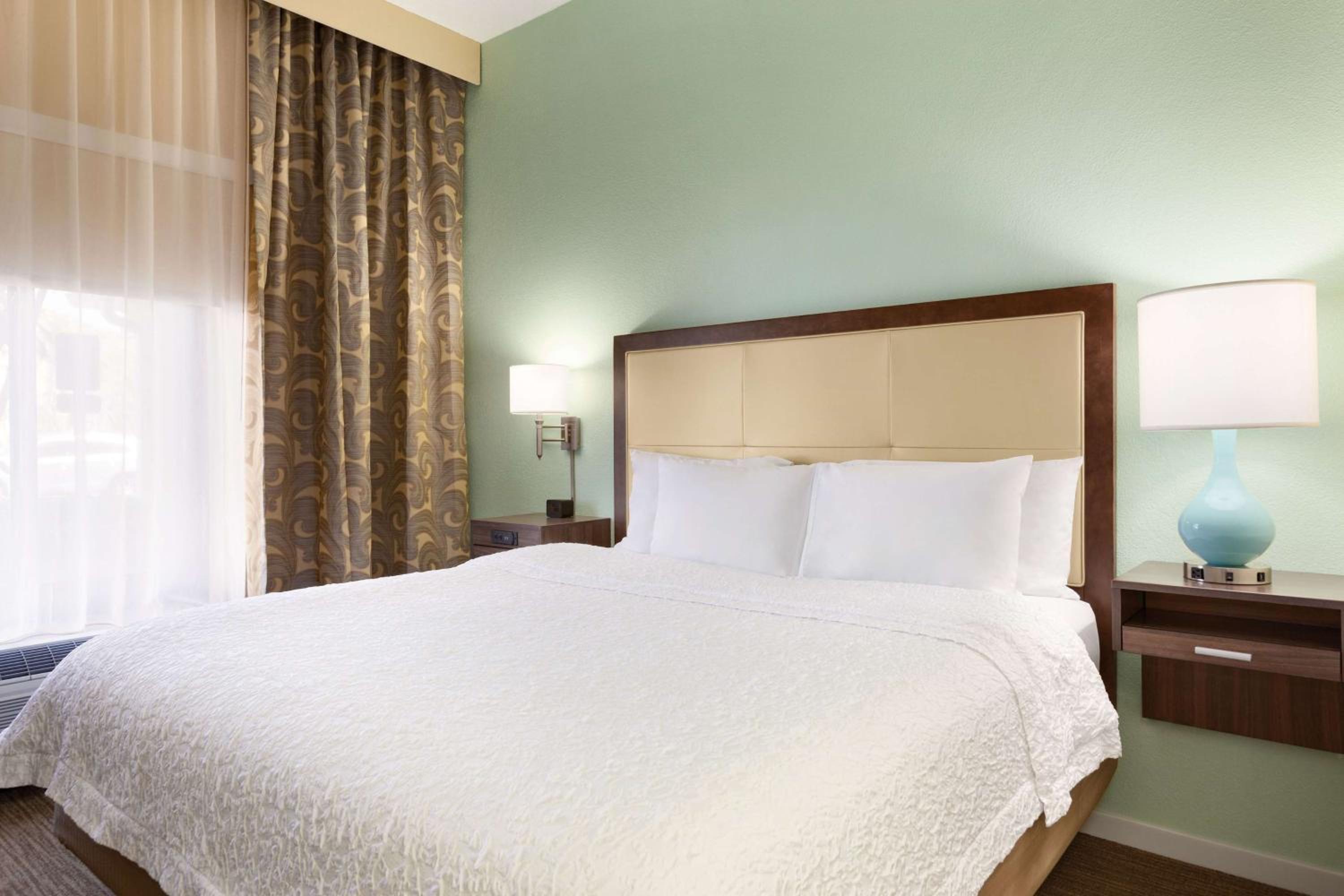 One-Bedroom King Suite With Whirlpool - Non-Smoking  - Photo 1