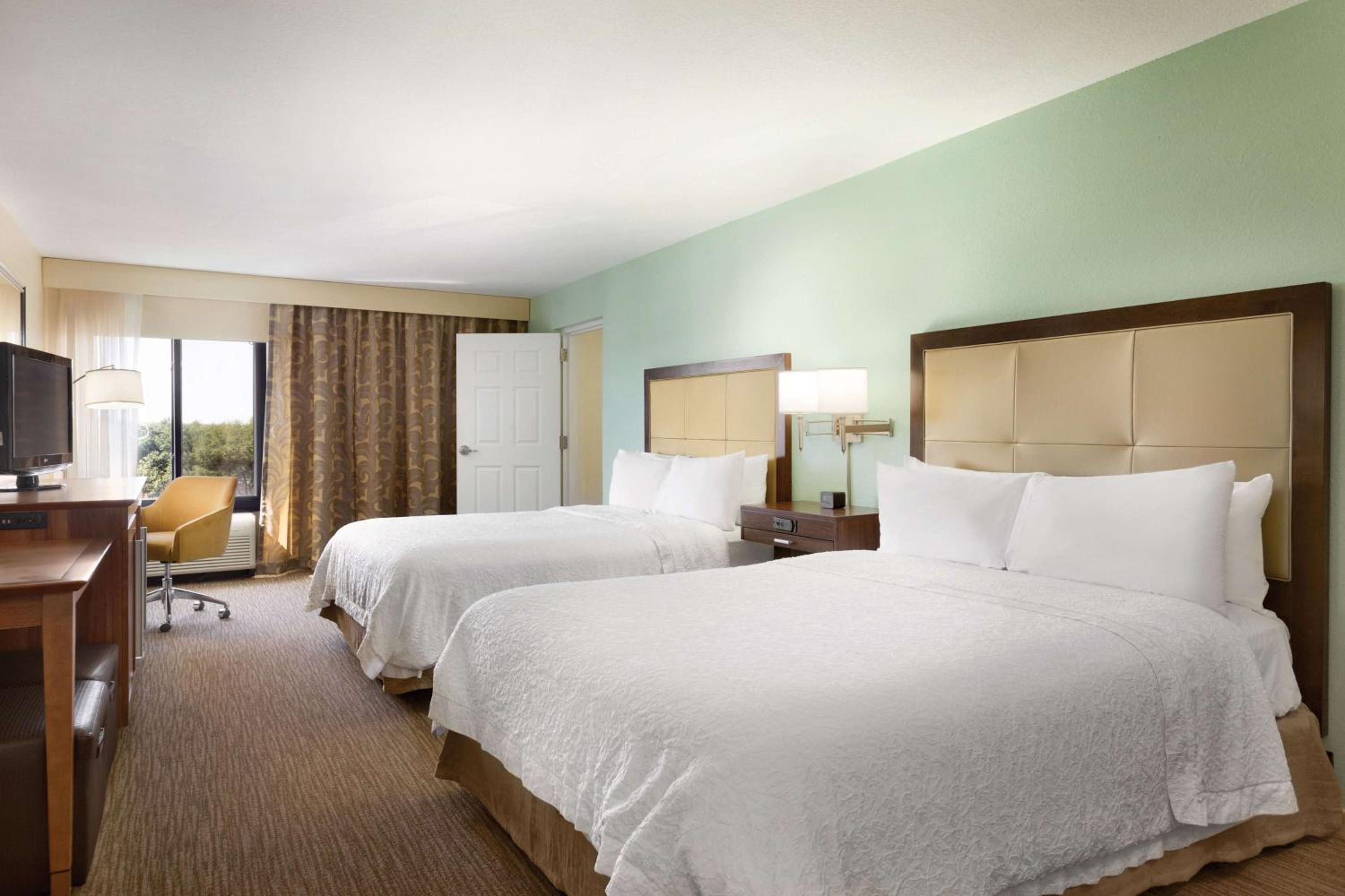 Queen Room With Two Queen Beds - Mobility And Hearing Access/Non-Smoking - Photo 2