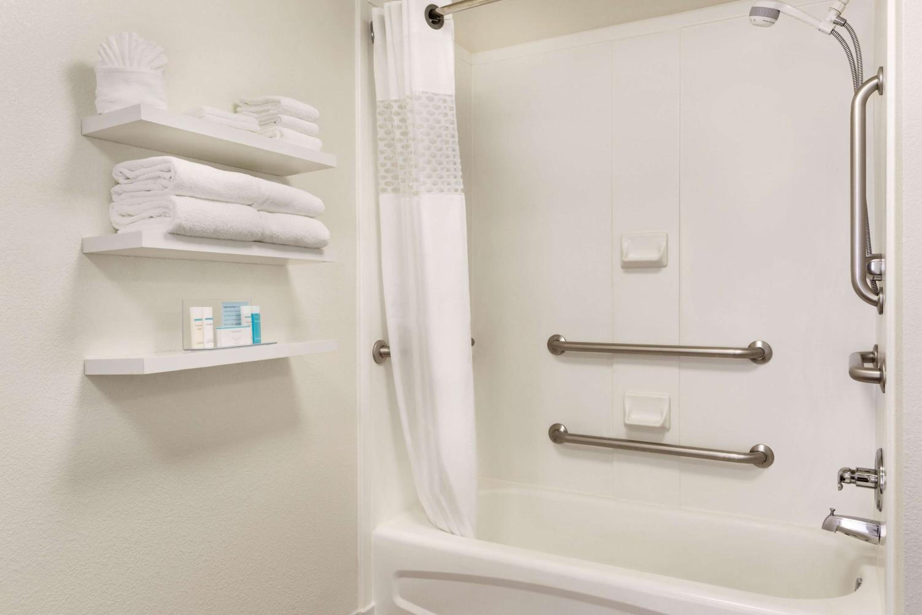 Queen Room With Two Queen Beds - Mobility And Hearing Access/Non-Smoking - Photo 3