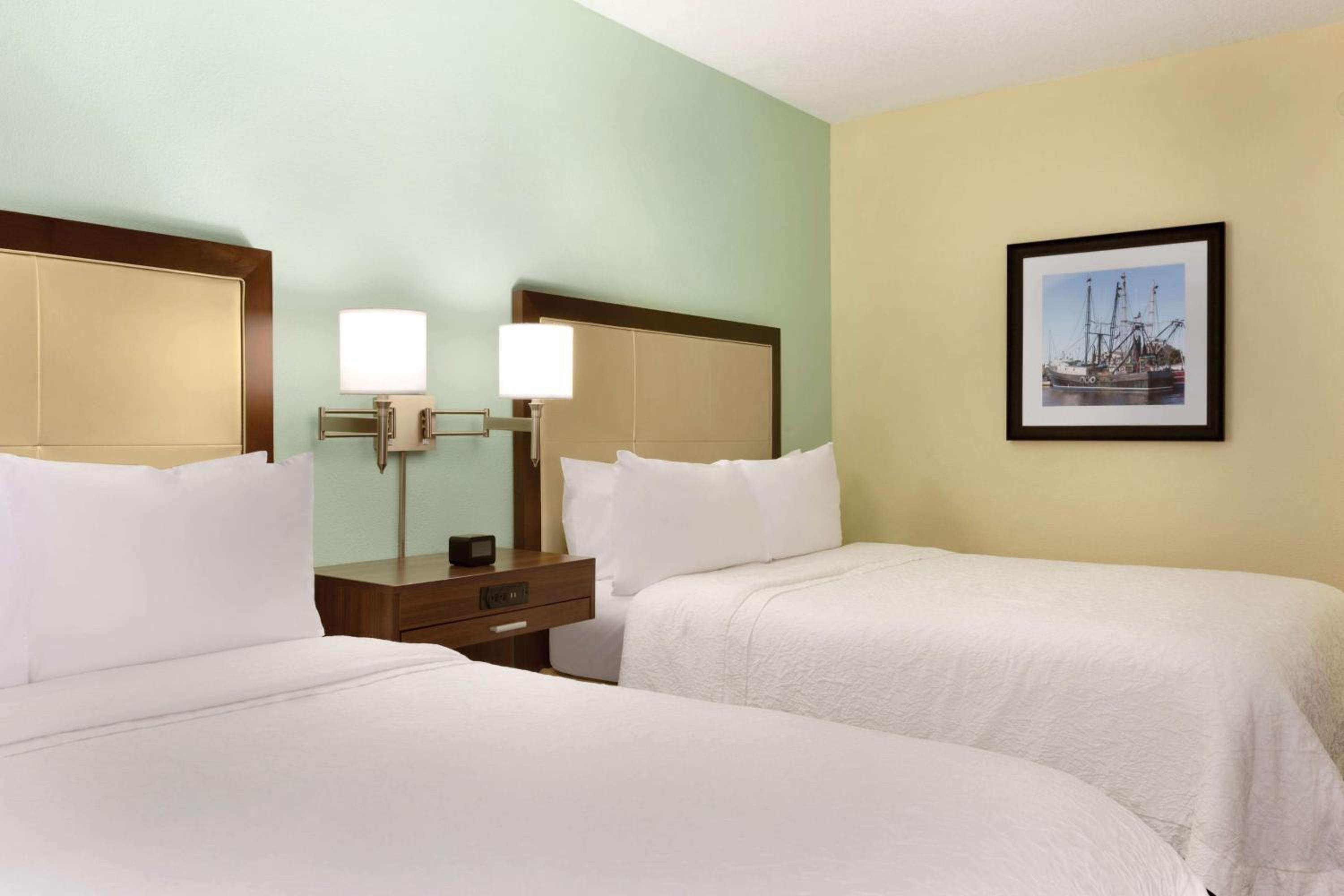 Queen Room With Two Queen Beds - Non-Smoking - Photo 3