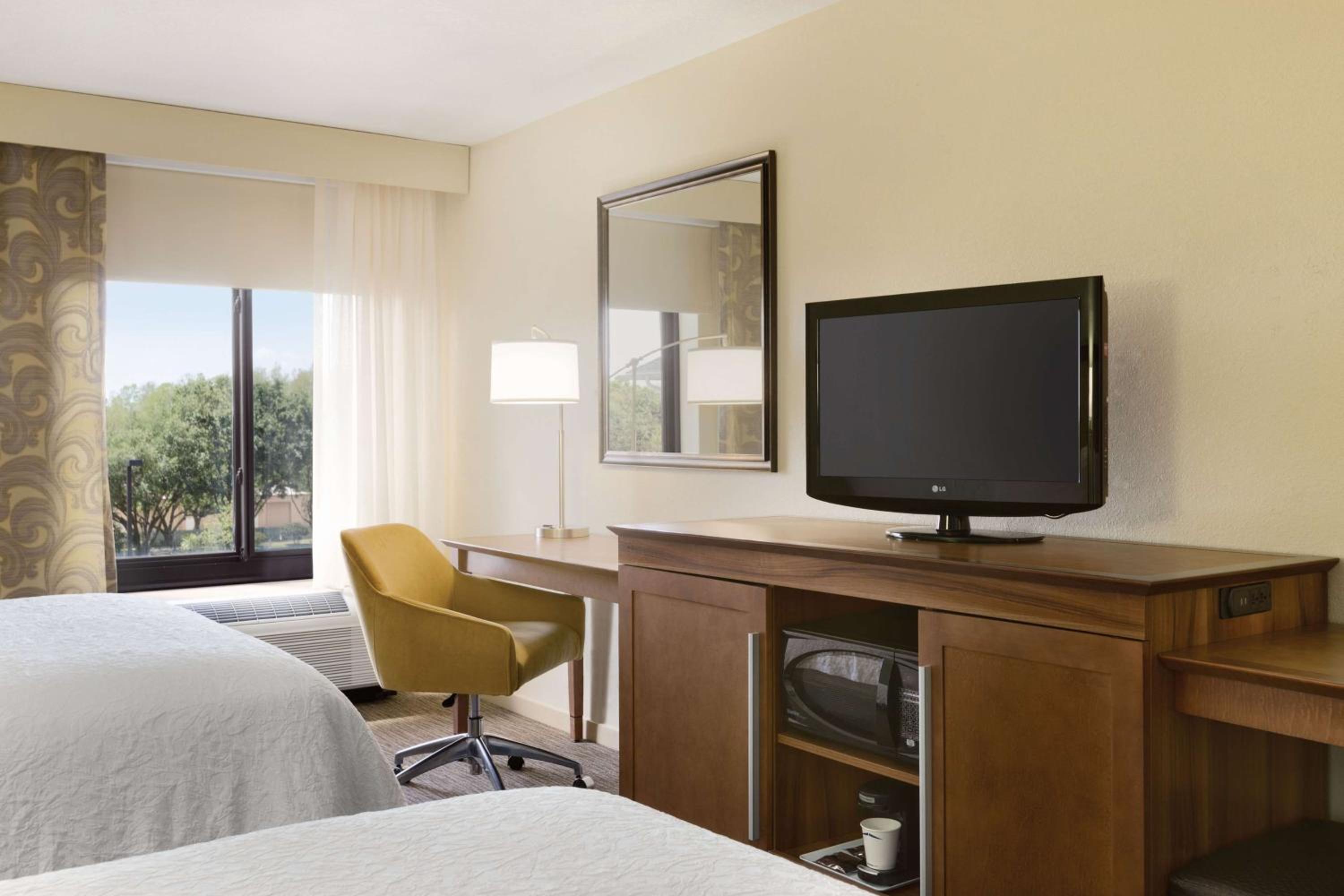 Queen Room With Two Queen Beds - Non-Smoking - Photo 2