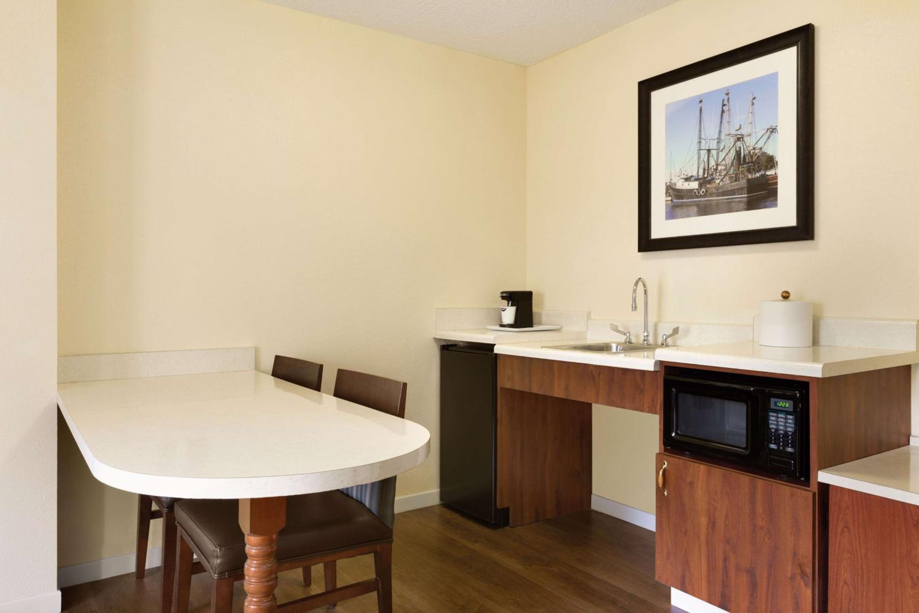One-Bedroom King Suite With Whirlpool - Non-Smoking  - Photo 3