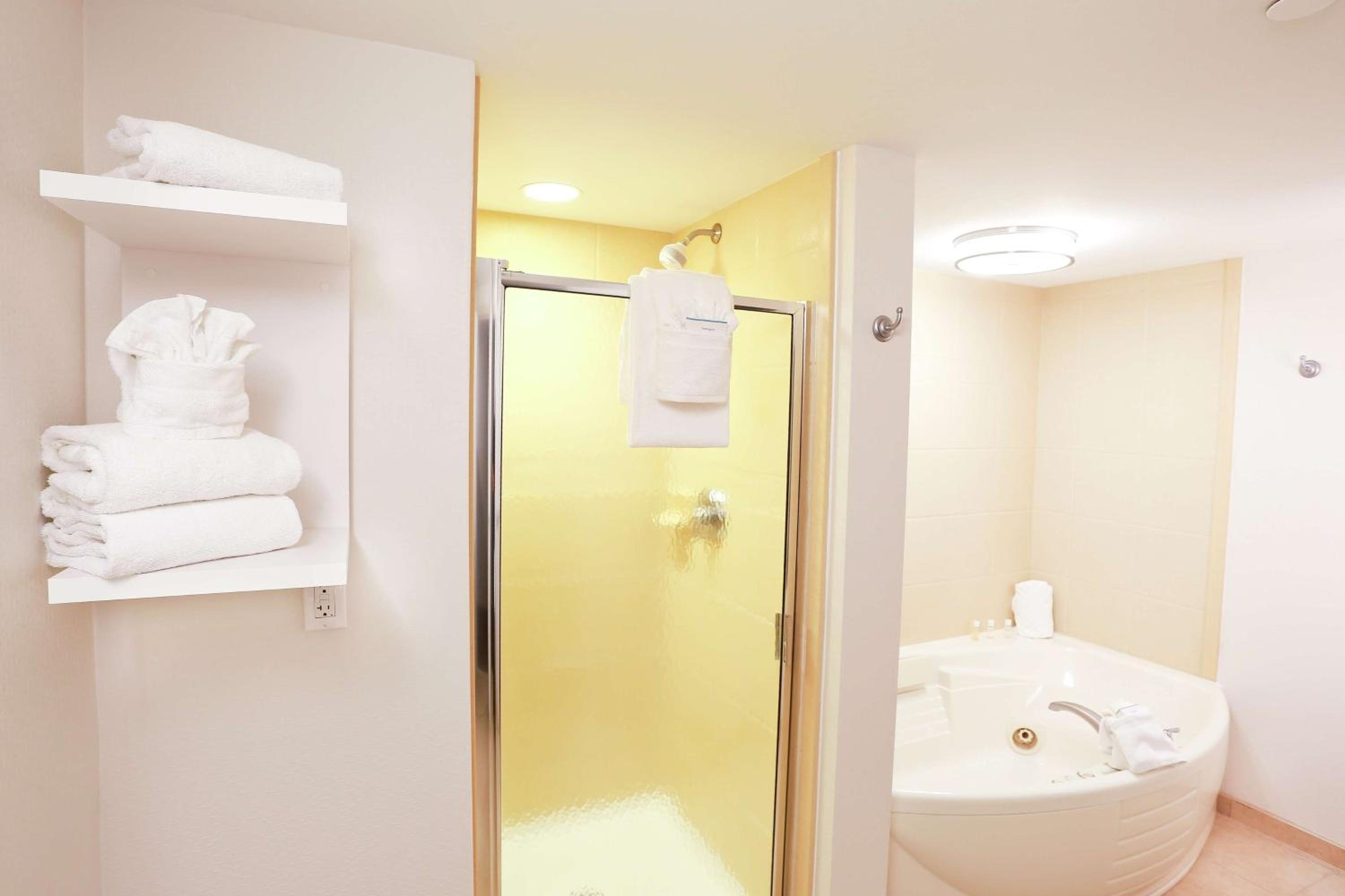 King Studio Suite with Whirlpool - Non-Smoking - Photo 4