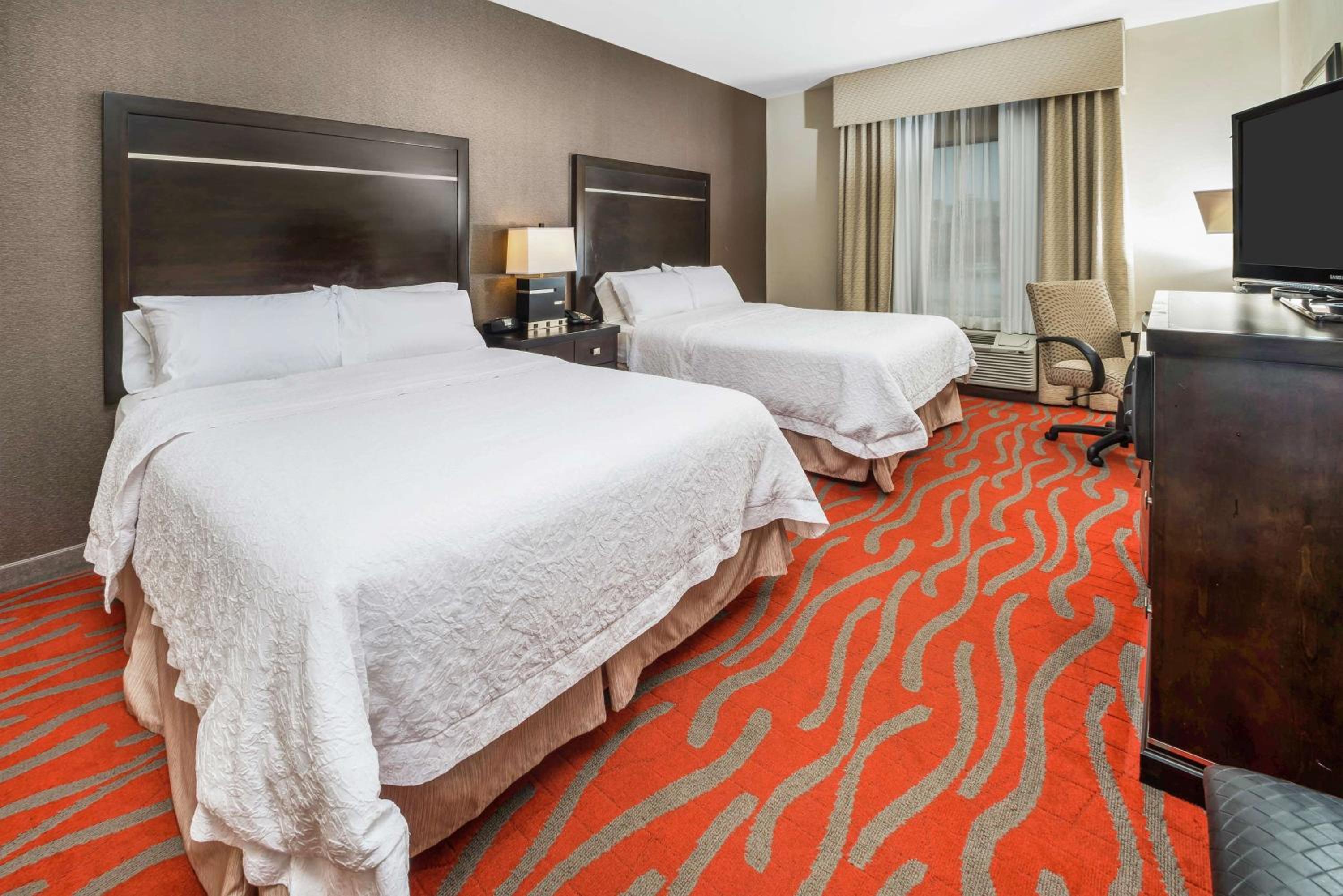 Room with Two Queen Beds - Non-Smoking - Photo 4