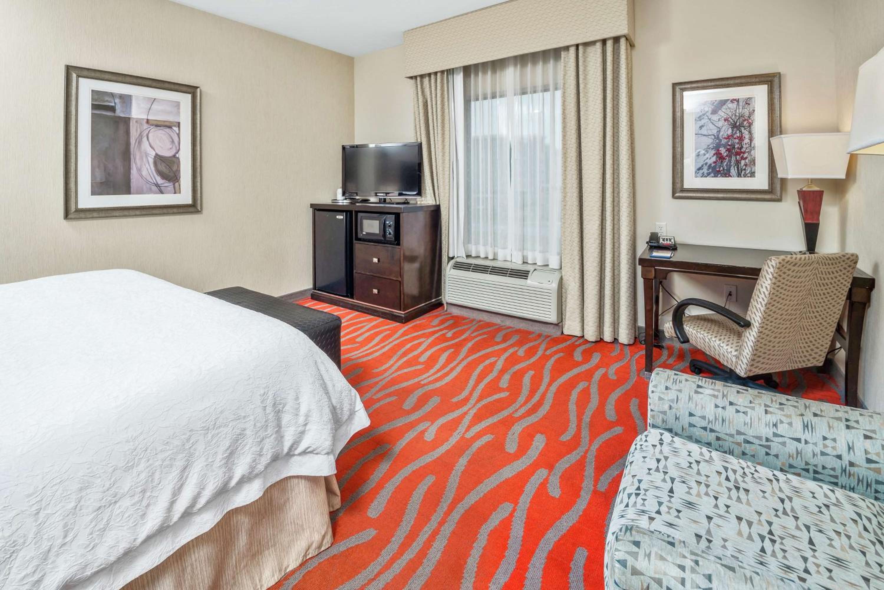 King Room with King Bed - Non-Smoking - Photo 2