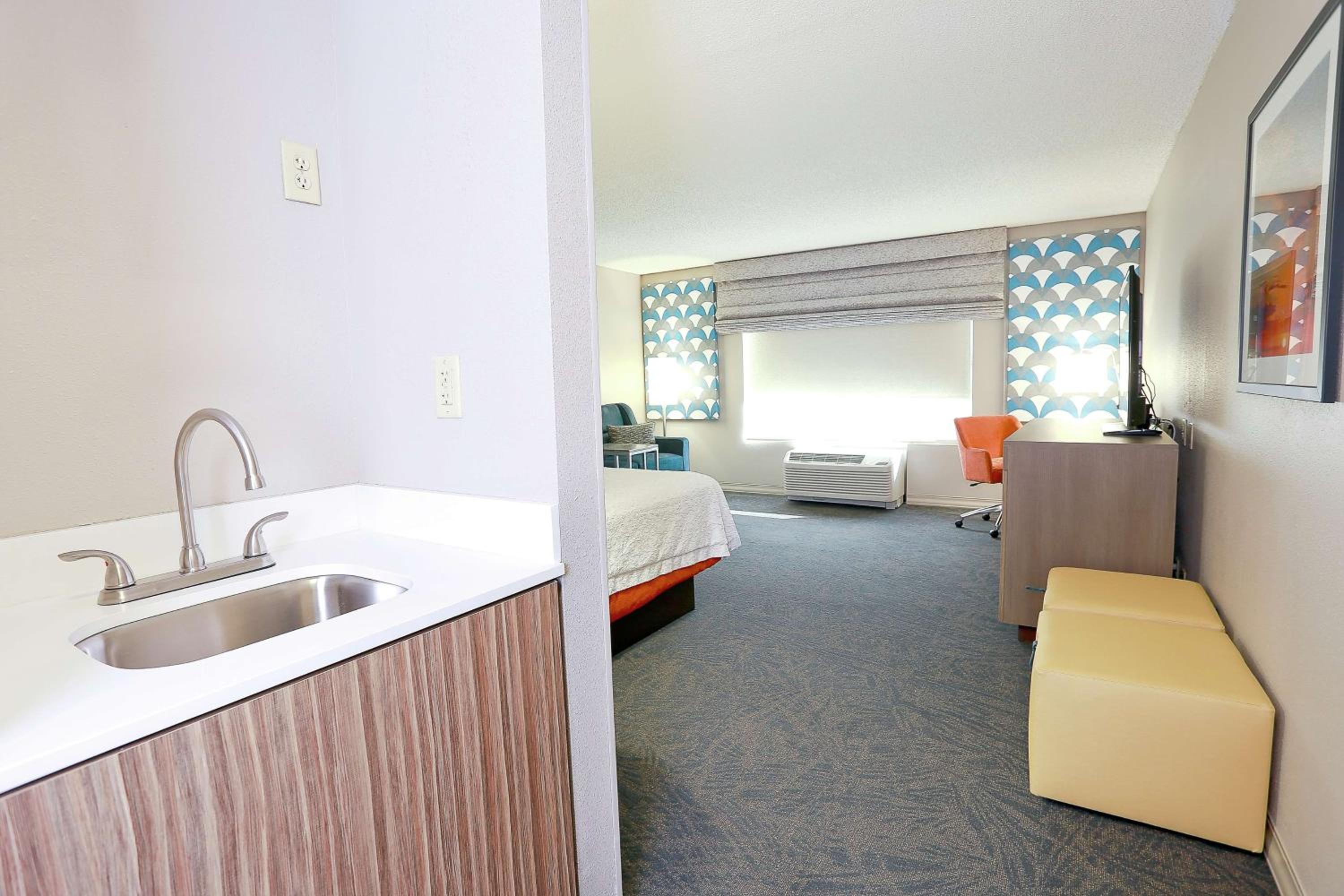 King Studio Suite with Whirlpool - Non-Smoking - Photo 3
