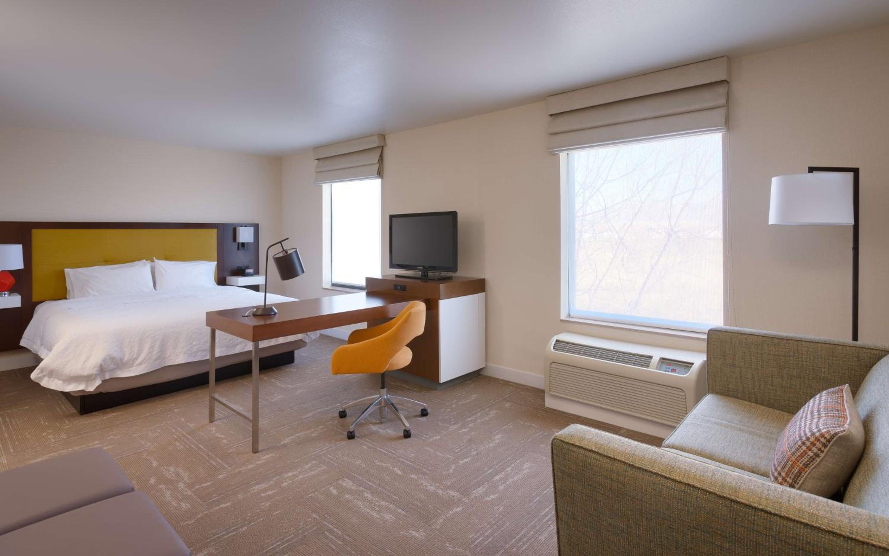 Deluxe King Room with Sofa Bed - Non-Smoking - Photo 1