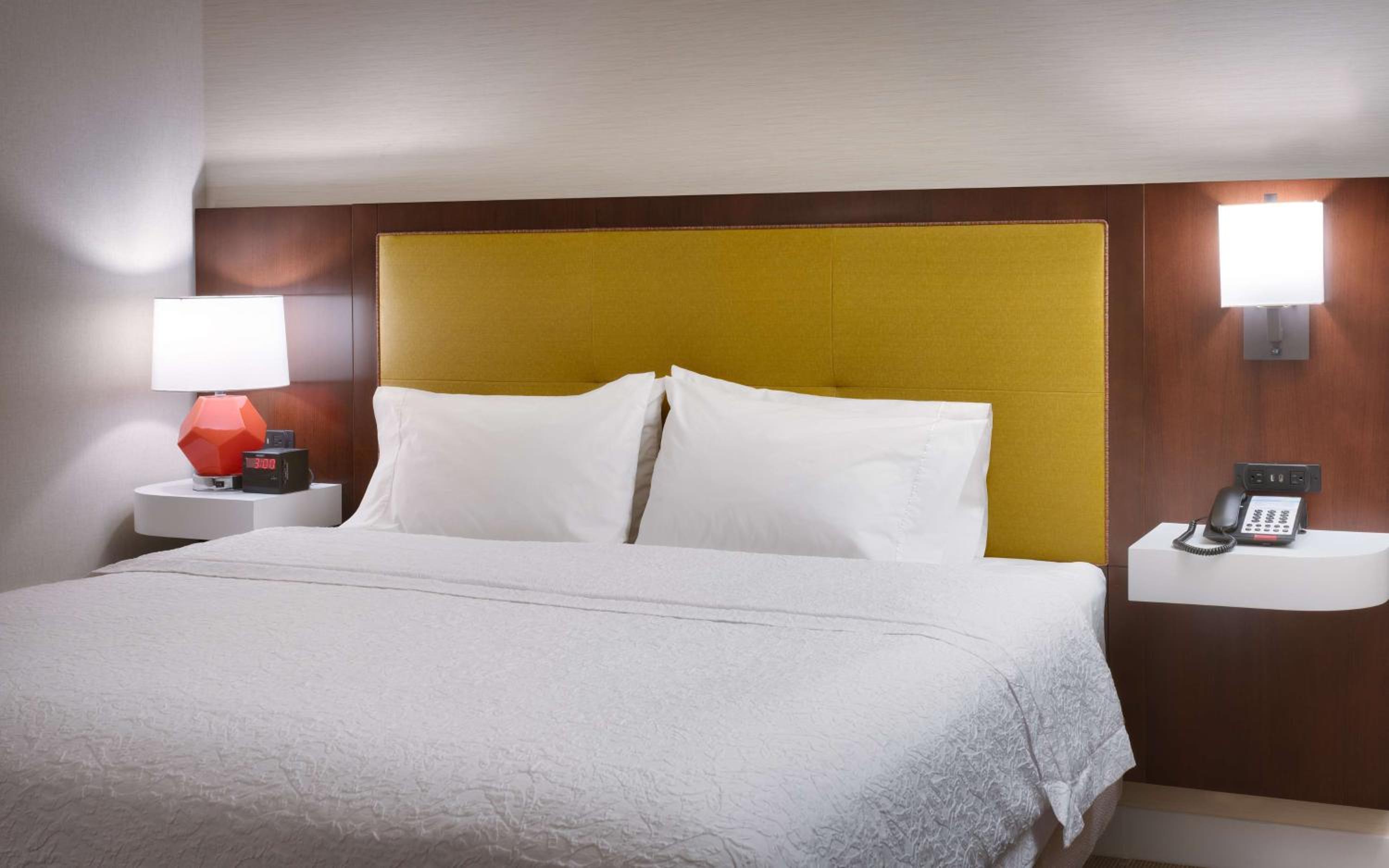King Room with King Bed - Non-Smoking - Photo 3