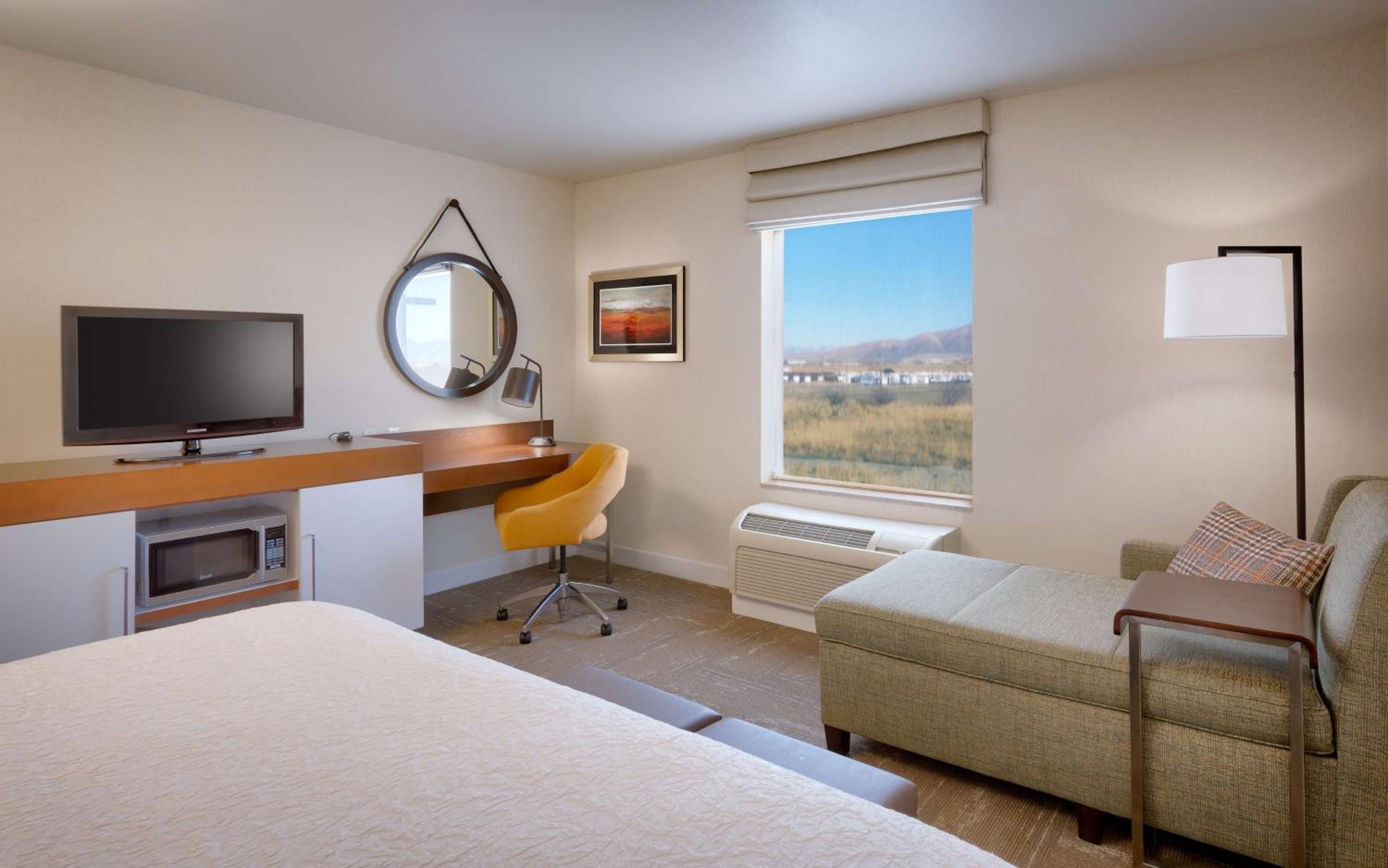 King Room with King Bed - Non-Smoking - Photo 4