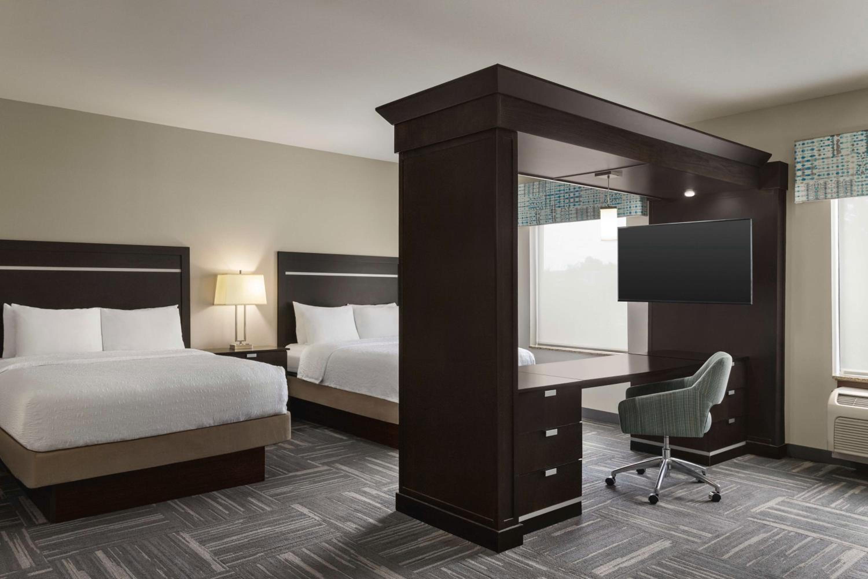 Queen Studio Suite with Two Queen Beds - Non-Smoking - Photo 4