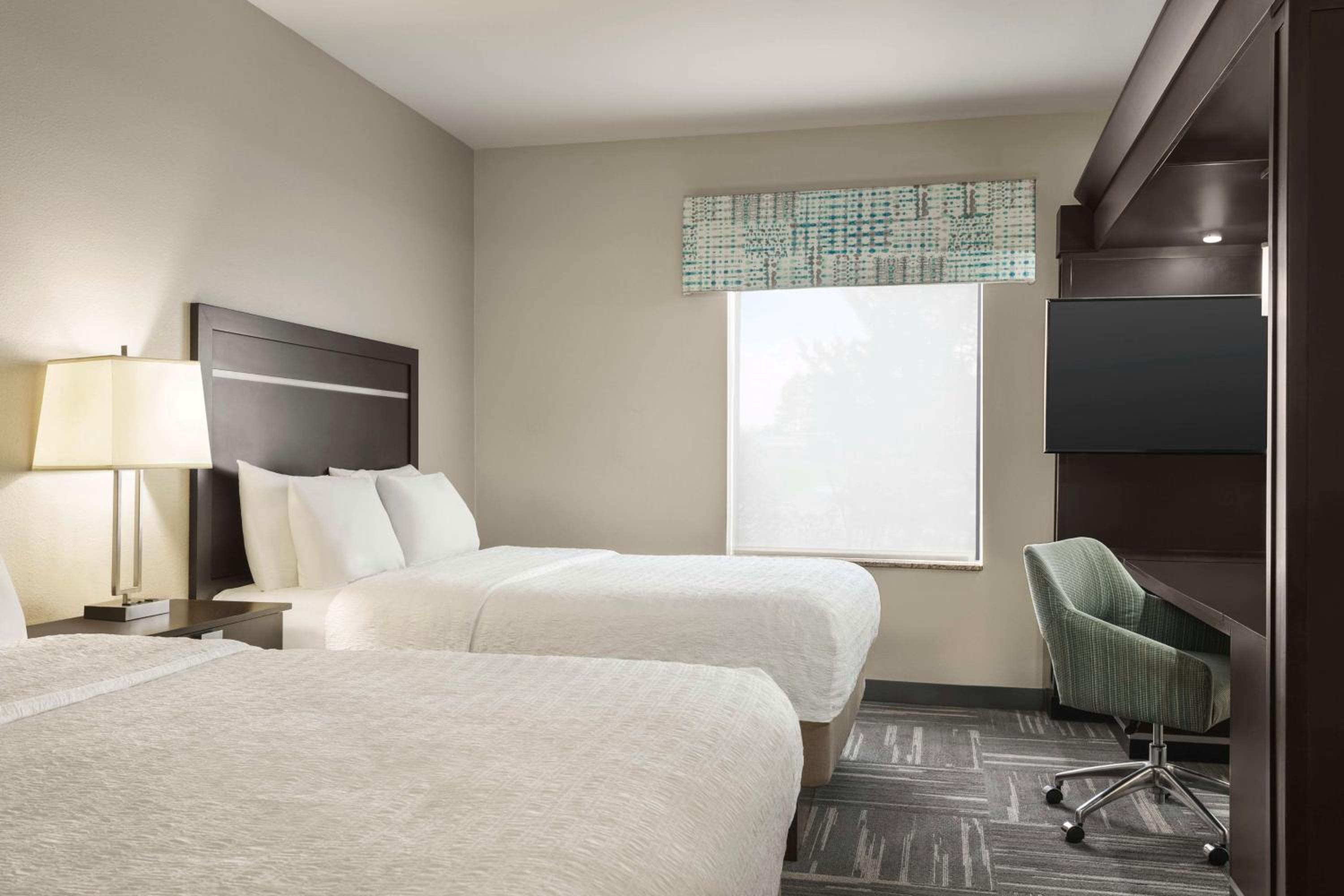 Queen Studio Suite with Two Queen Beds - Non-Smoking - Photo 2