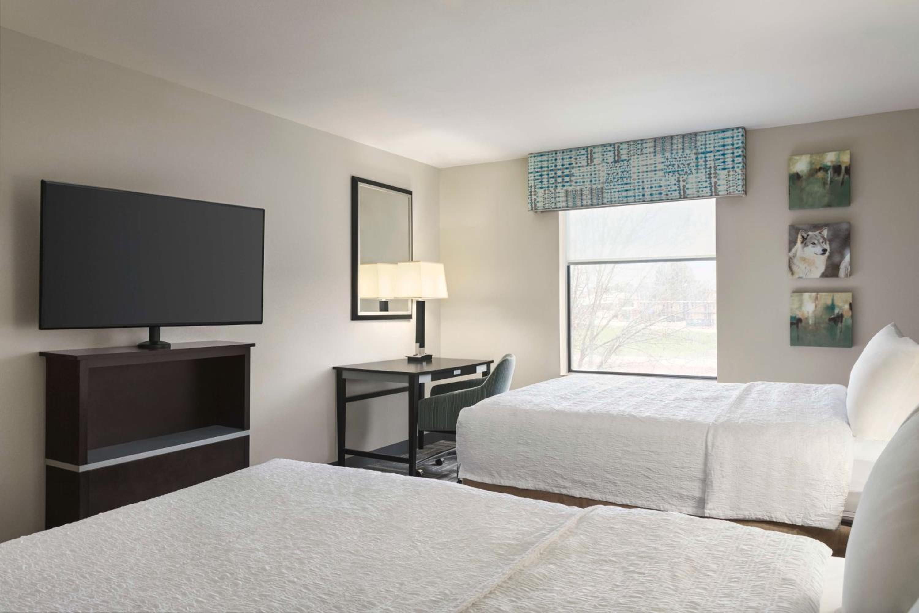 Room with Two Queen Beds - Non-Smoking - Photo 3