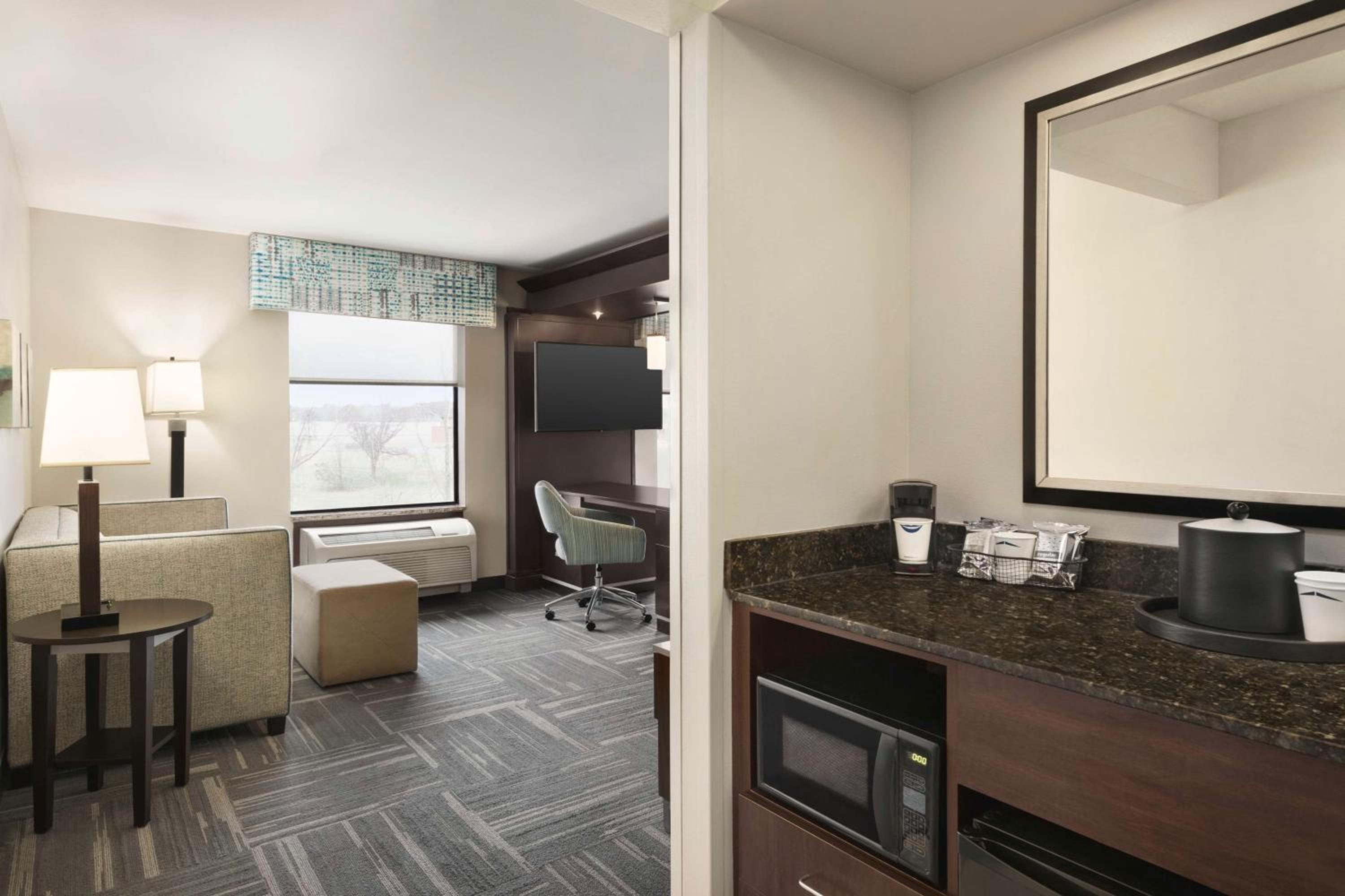 King Studio Suite - Non-Smoking - Photo 6