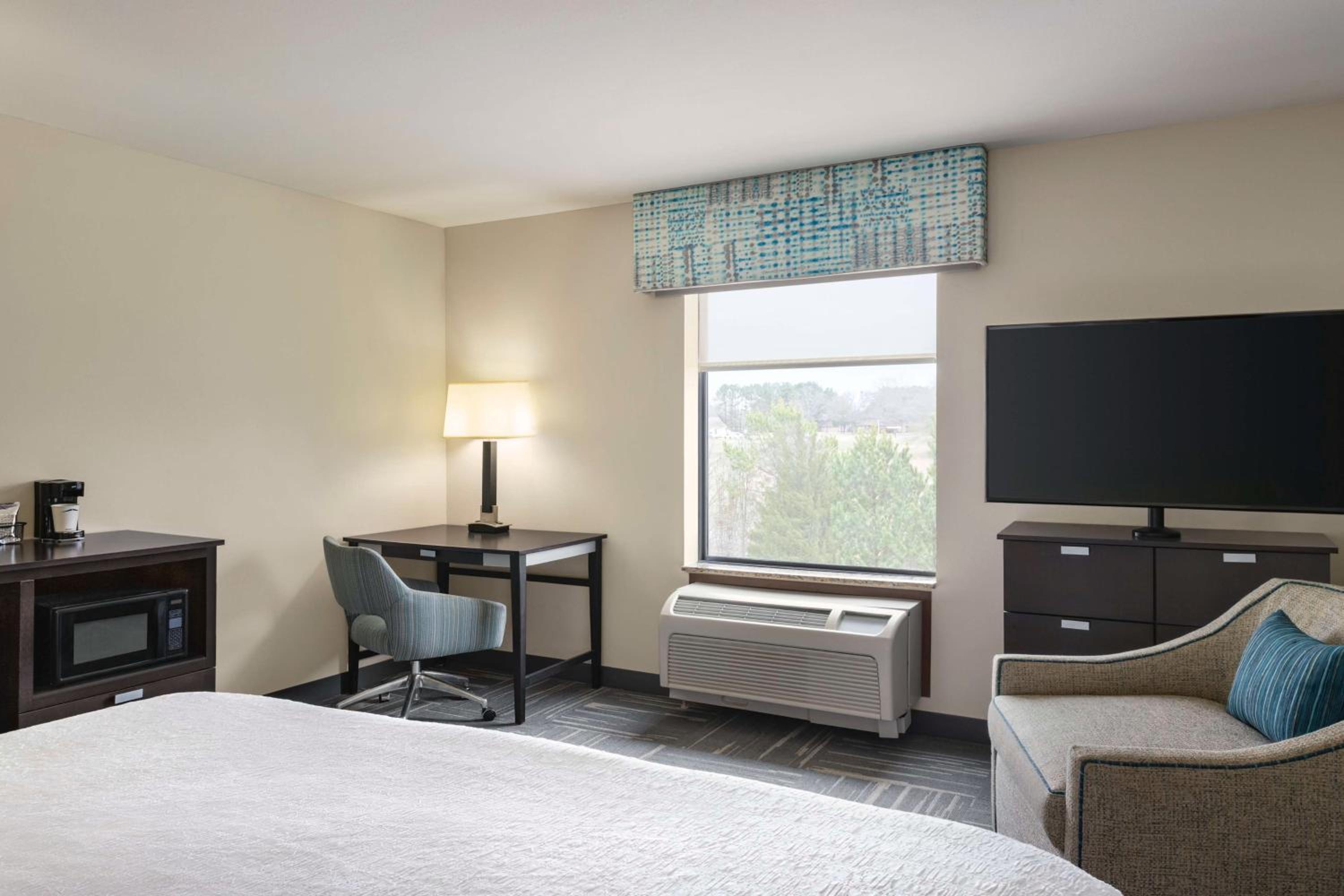 King Room with King Bed - Non-Smoking - Photo 2