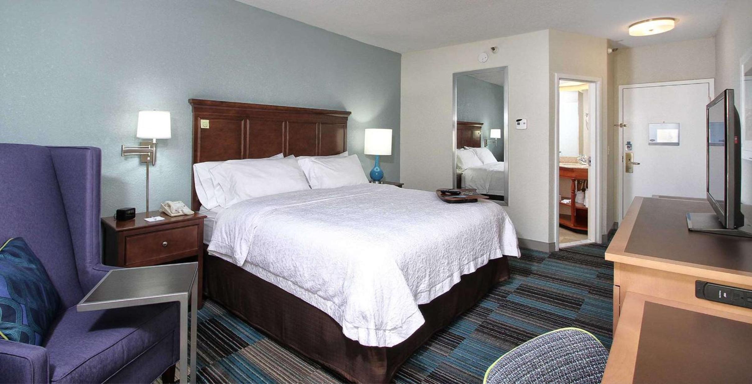 King Room with King Bed - Non-Smoking - Photo 3