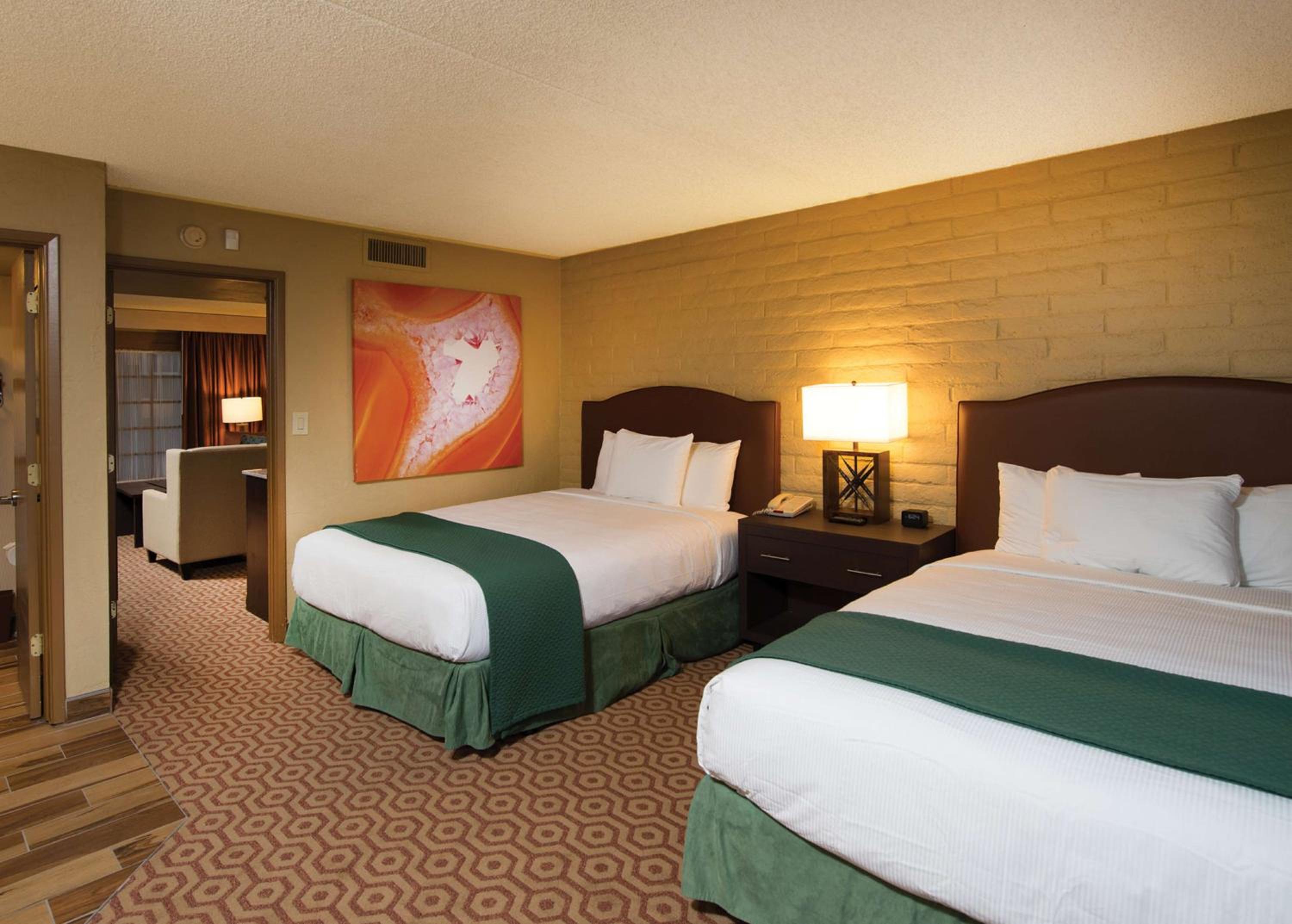 Queen Suite - Photo 1