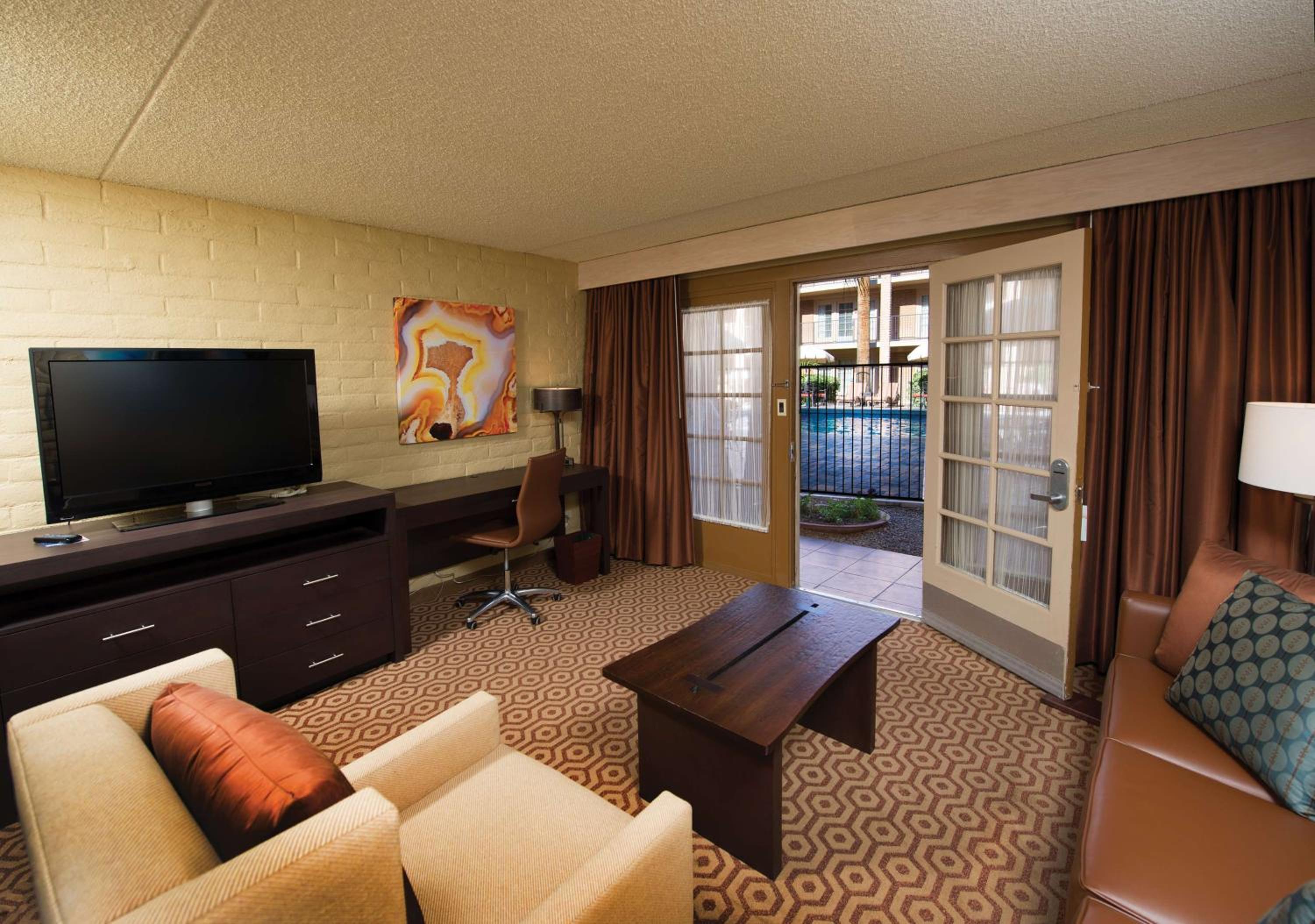 King Suite - Pool Side - Photo 3
