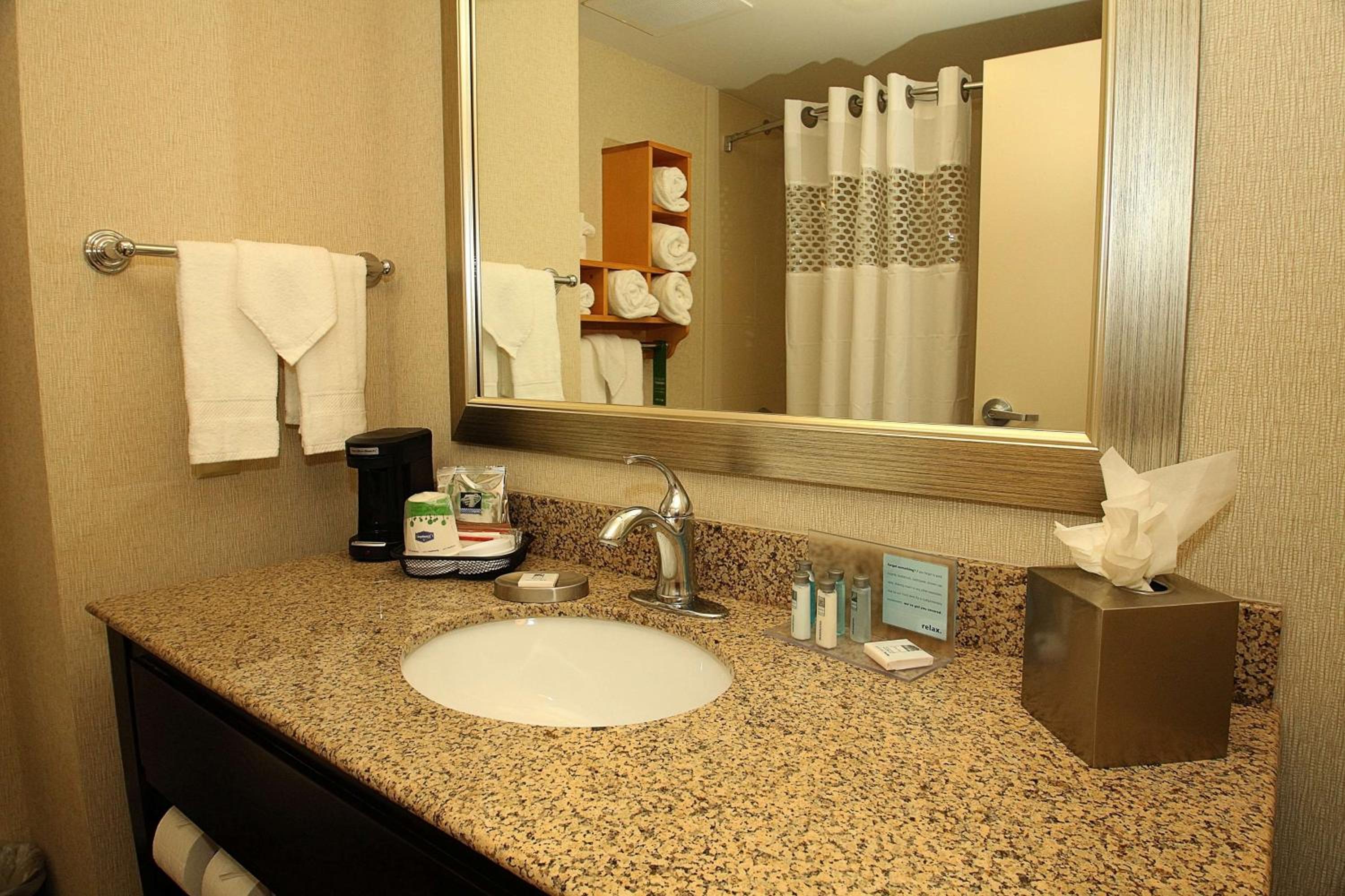 Queen Room with Two Queen Beds - Mobility and Hearing Access/Non-Smoking photo 3
