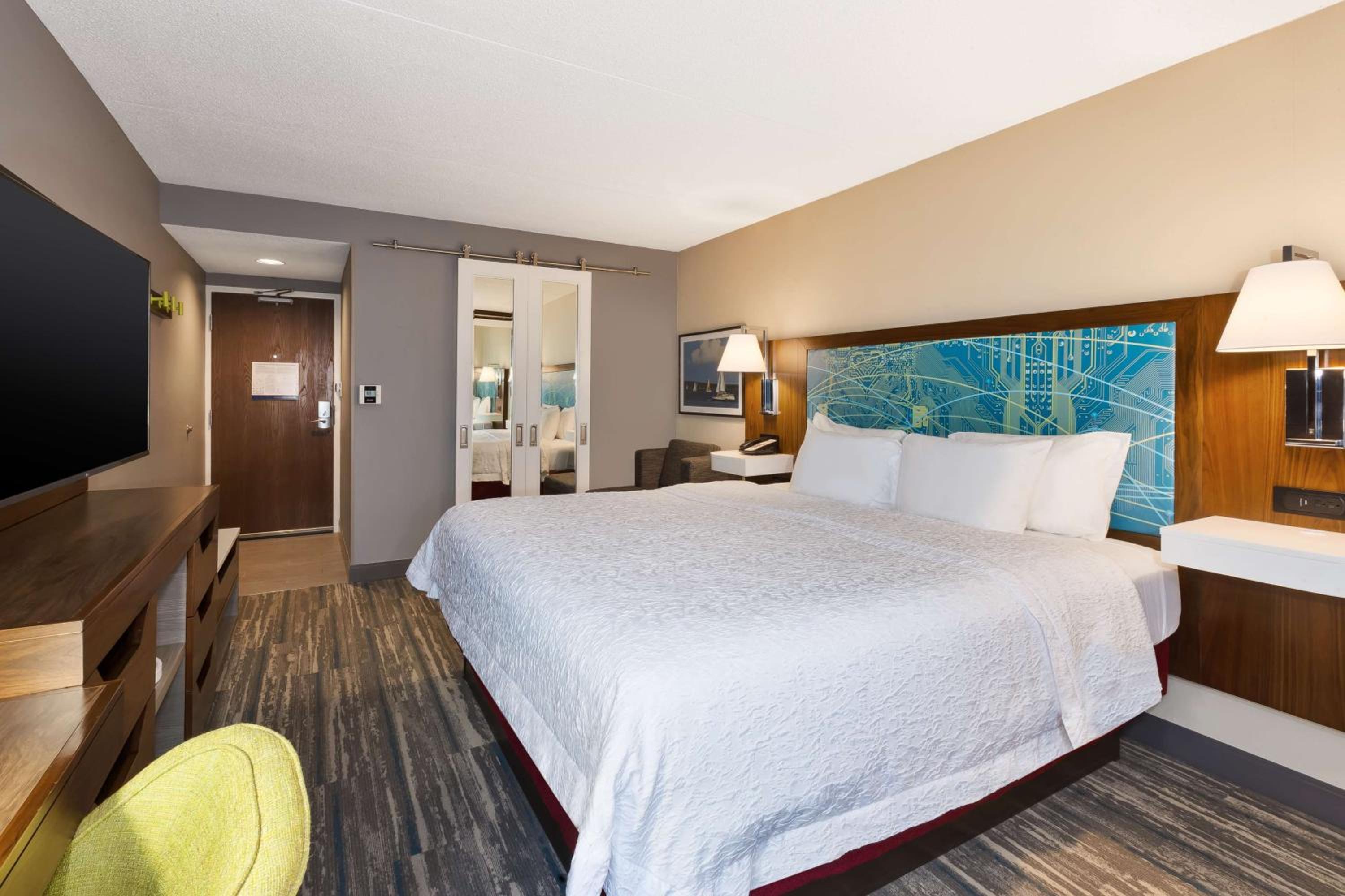 King Room with Roll-In Shower - Mobility Access/Non-Smoking photo 1