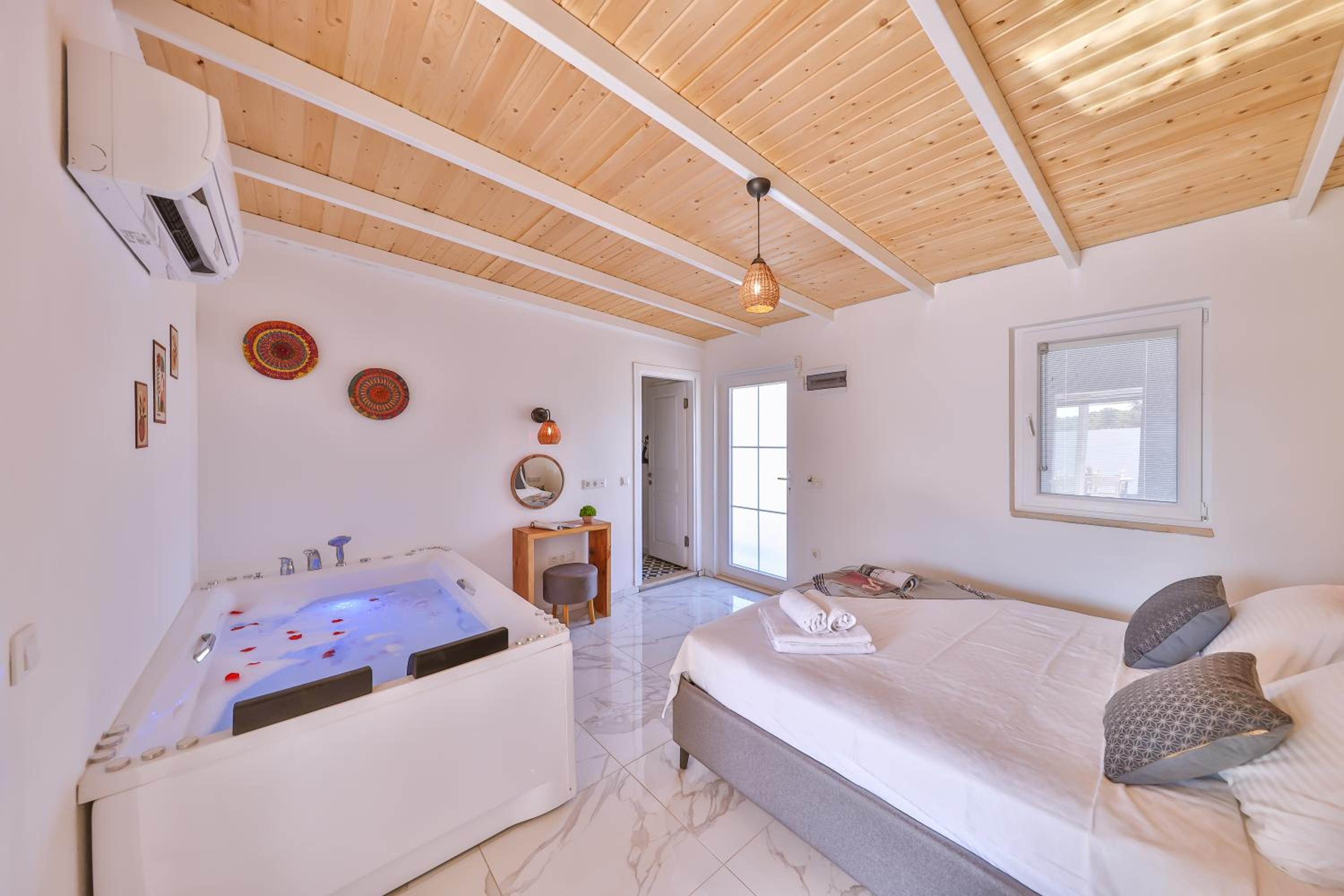 Villa with Private Pool - Photo 14