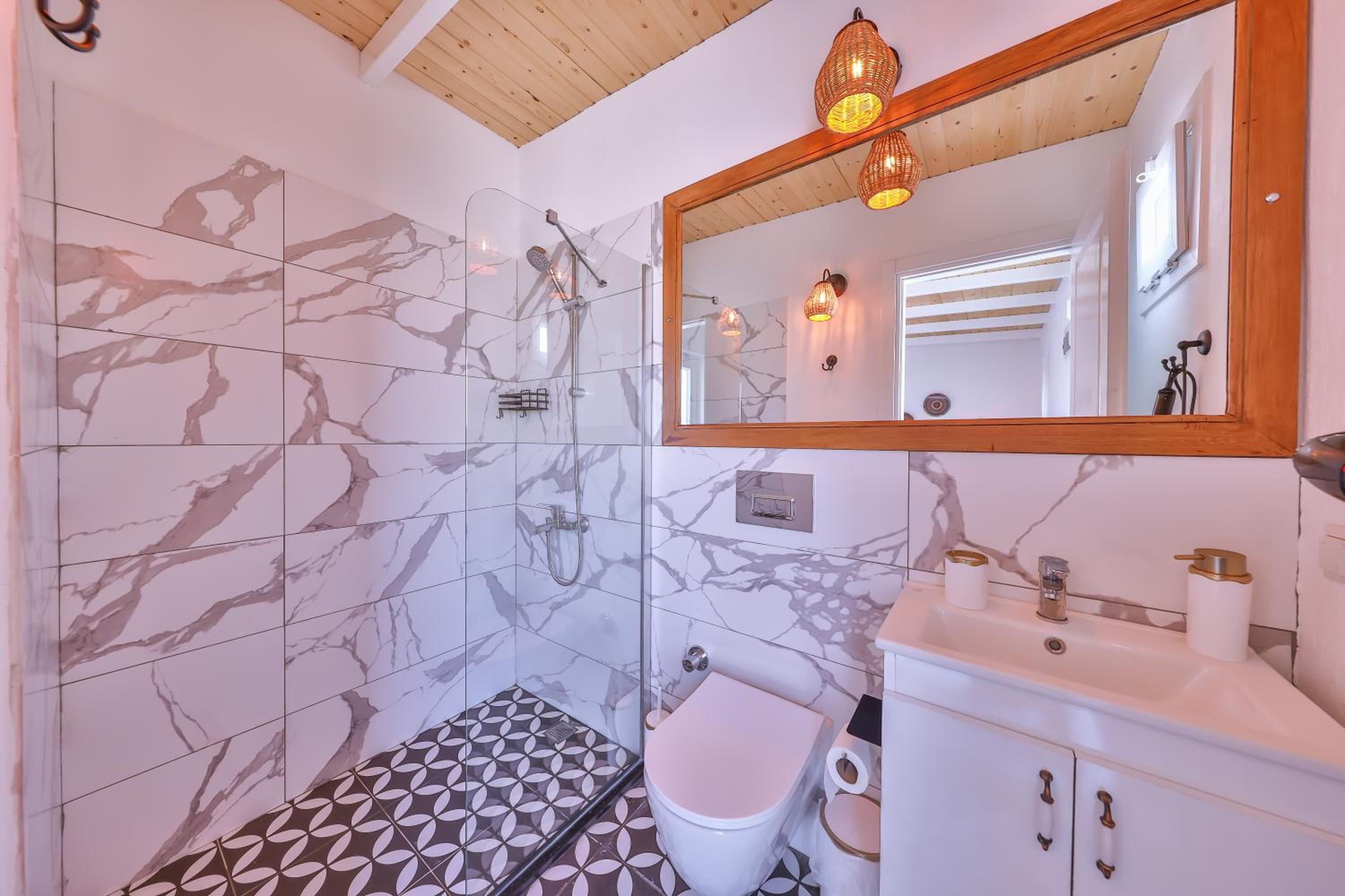 Villa with Private Pool - Photo 17
