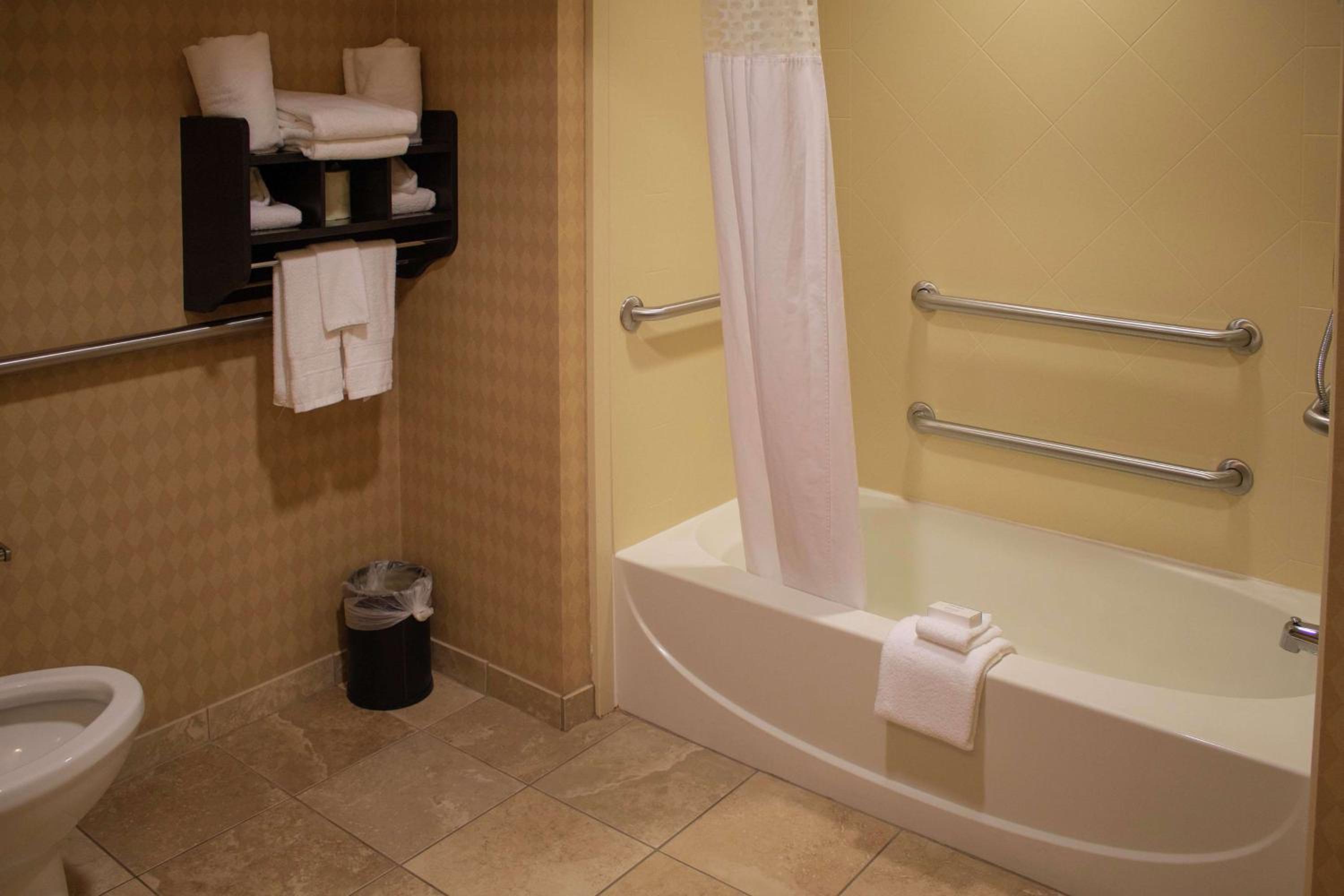 King Room with Accessible Tub - Mobility and Hearing Access/Non-Smoking - Photo 2