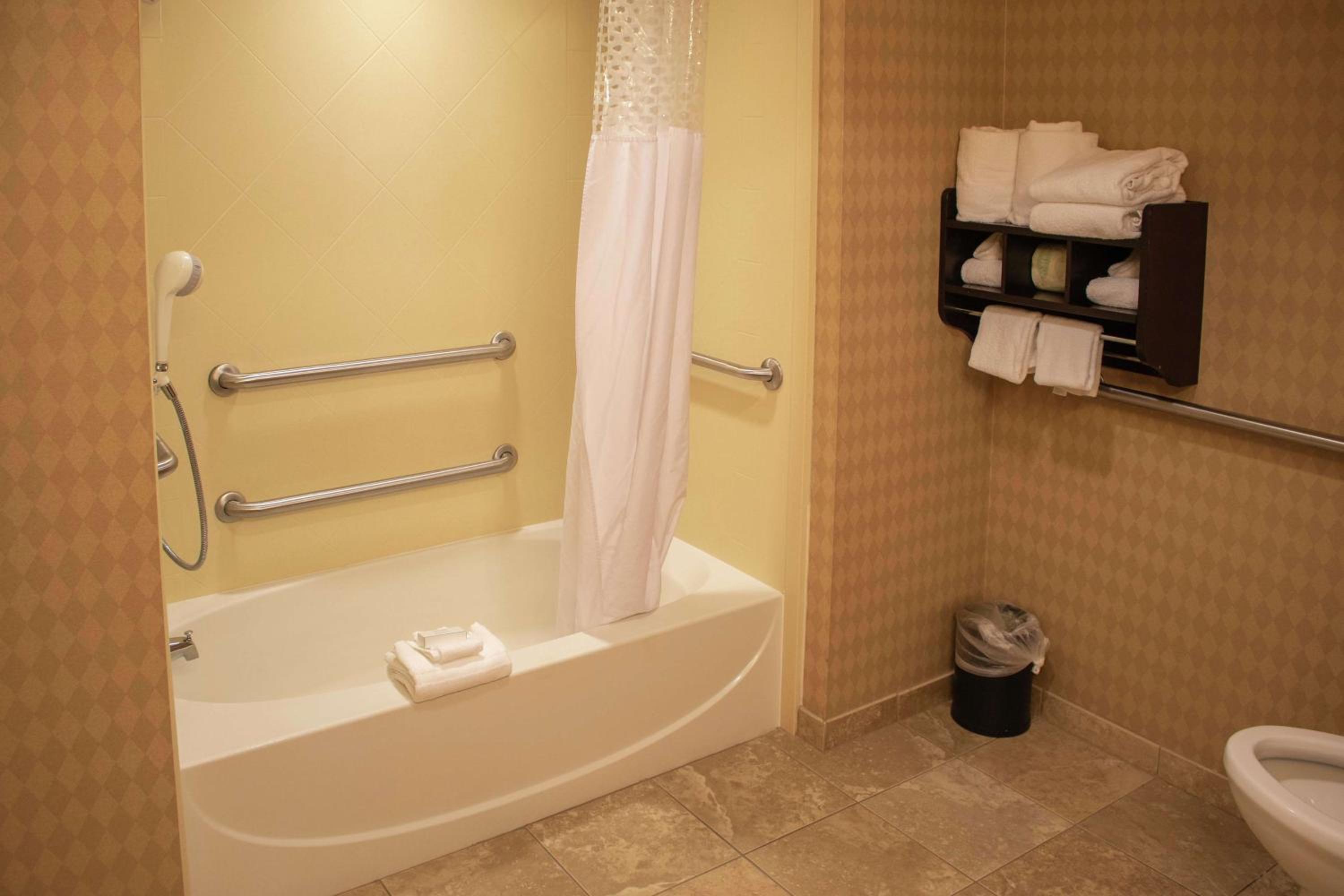 Queen Room with Two Queen Beds - Mobility and Hearing Access/Non-Smoking - Photo 3