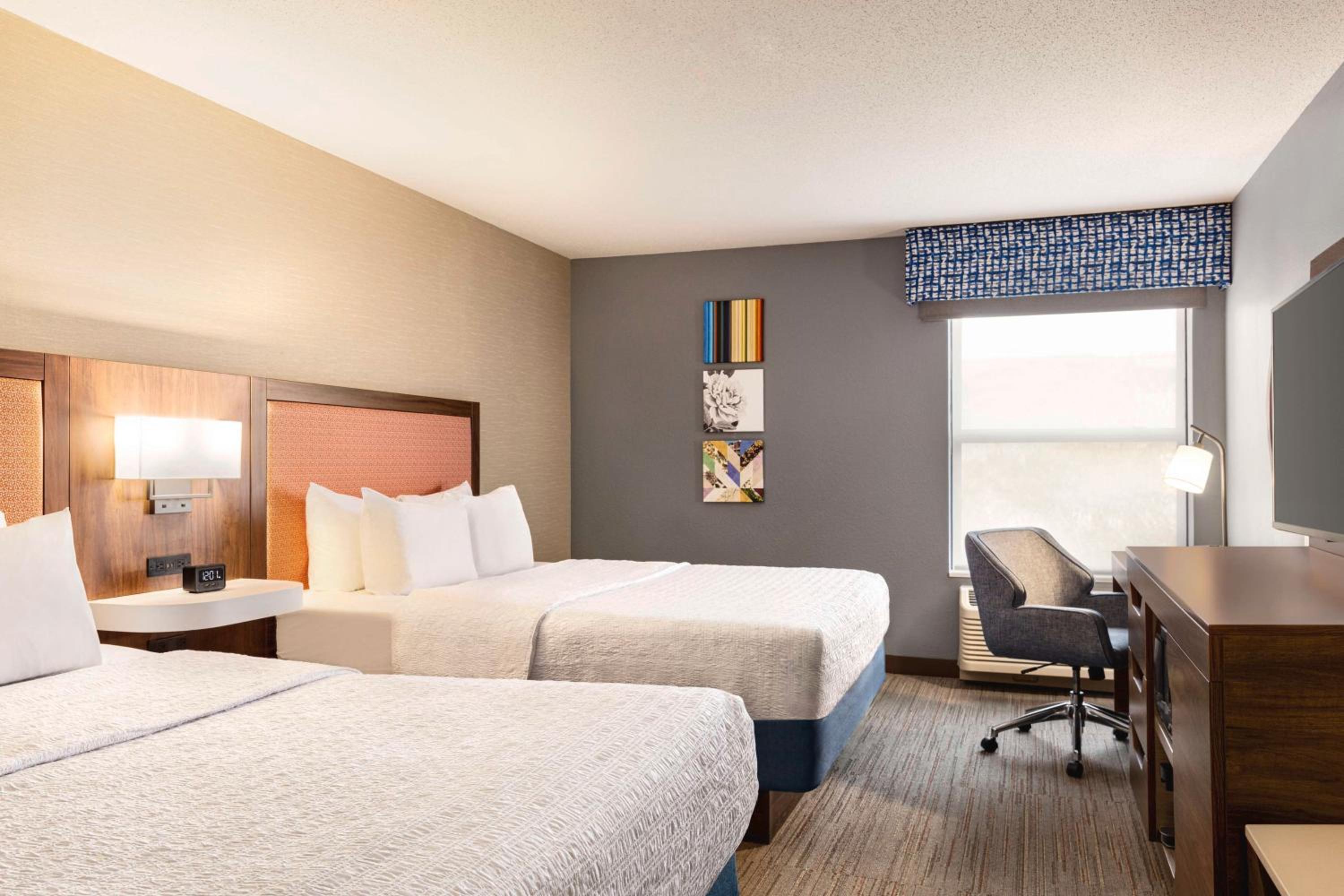Queen Room with Two Queen Beds - Non-Smoking - Photo 3